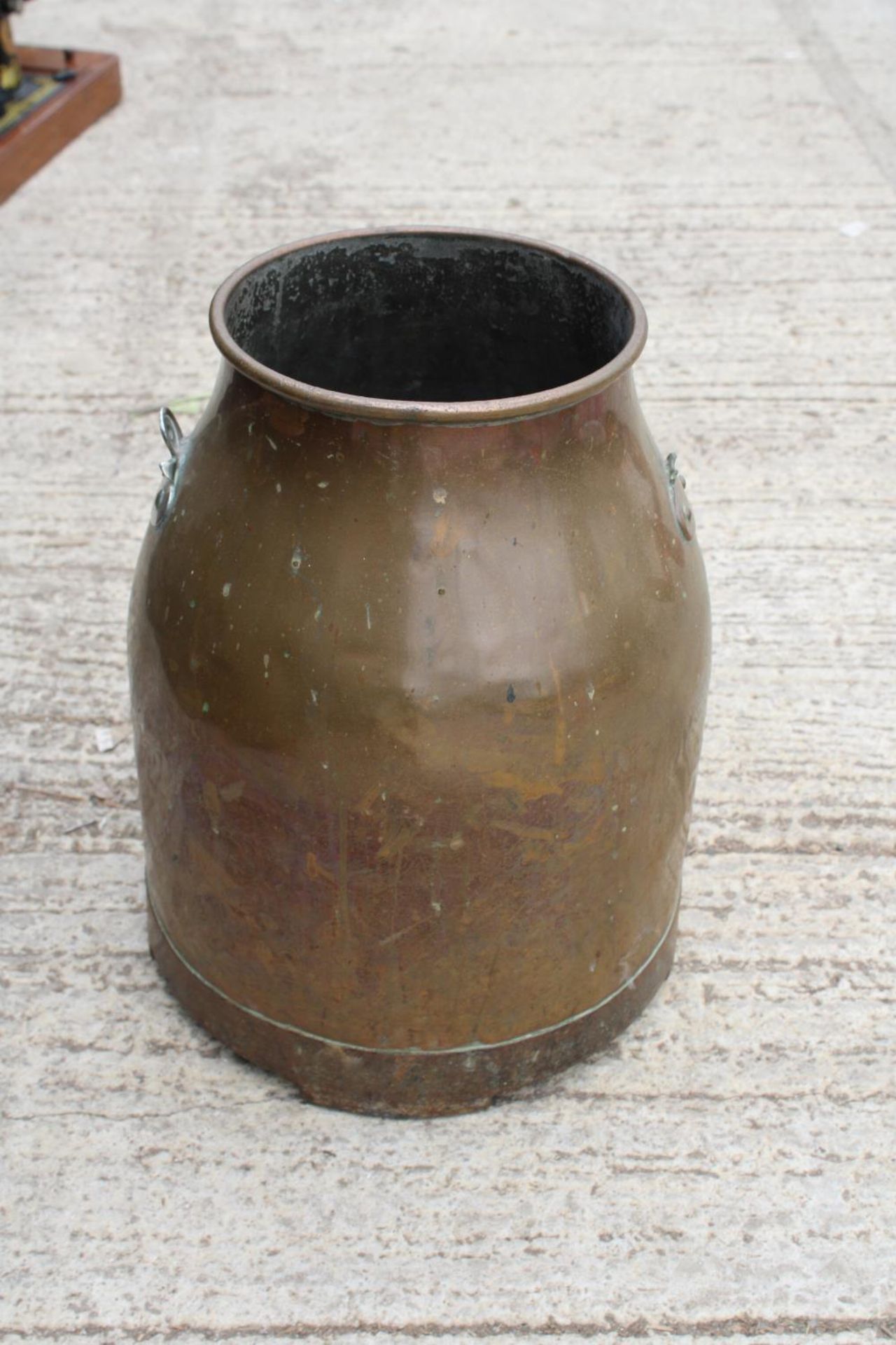 A VINTAGE COPPER MILKING BUCKET WITH INDESTINCT BRASS PLAQUE - Bild 3 aus 5