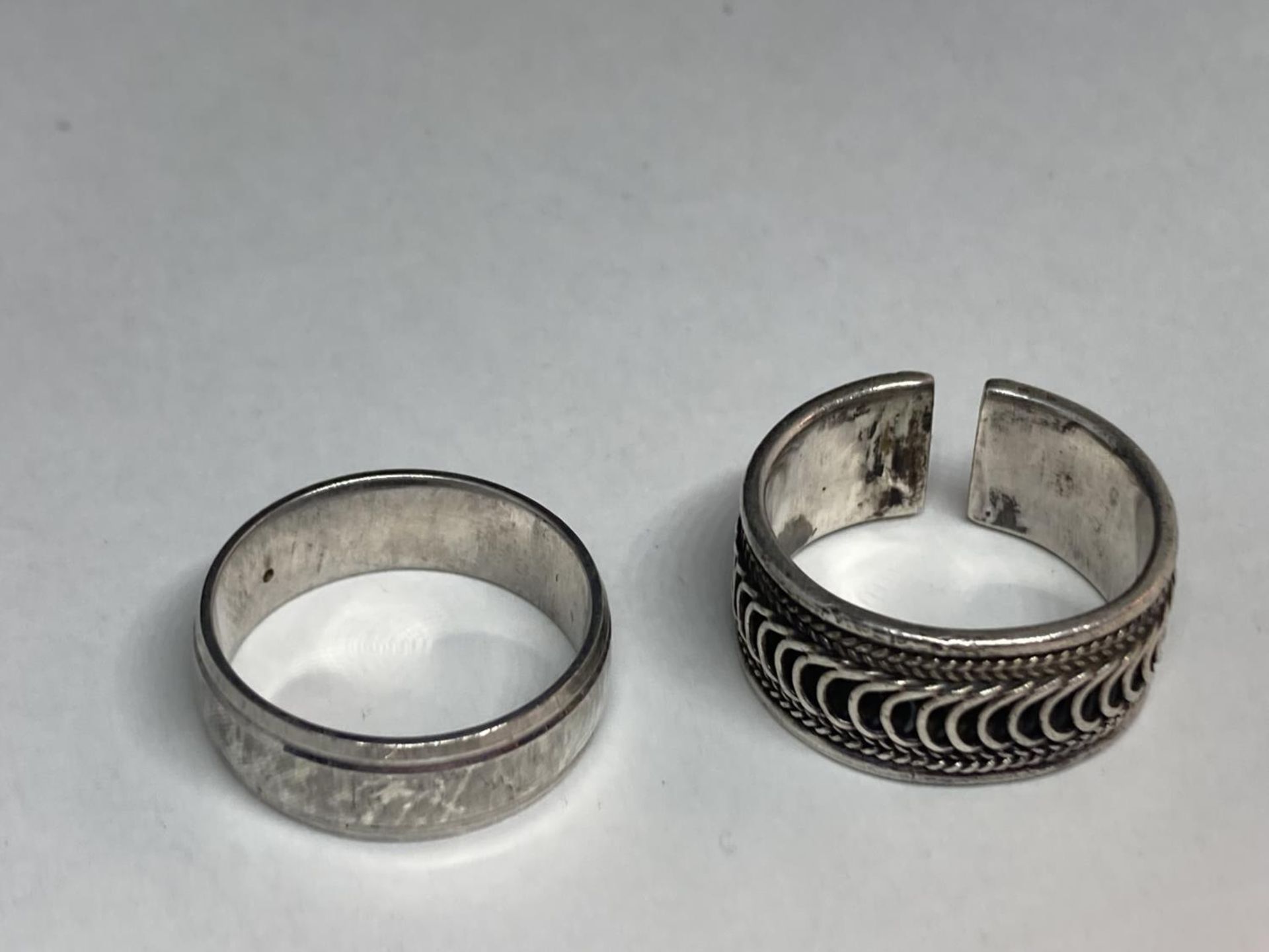 FOUR VARIOUS SILVER RINGS - Image 2 of 3