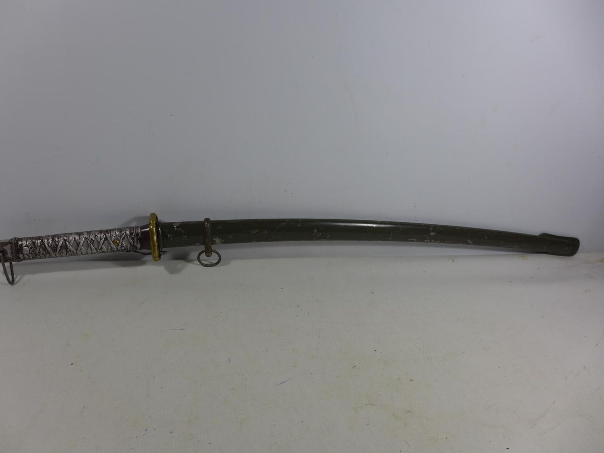 A MID 20TH CENTURY JAPANSES NCO'S SWORD AND SCABBARD, 70CM BLADE, LENGTH 96CM - Image 9 of 12