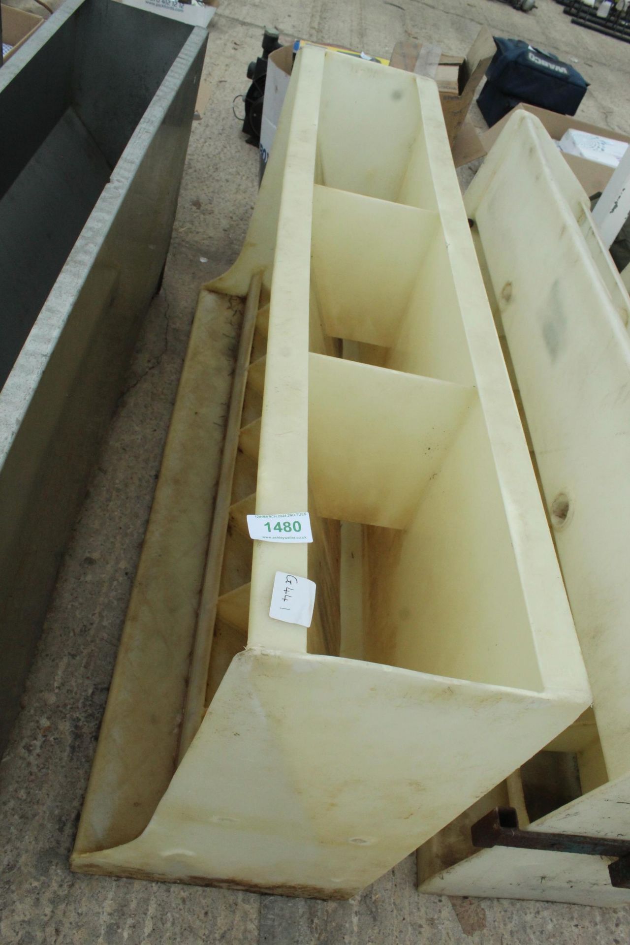 WHITE PLASTIC 7 SPACE WORKING FEEDER NO VAT