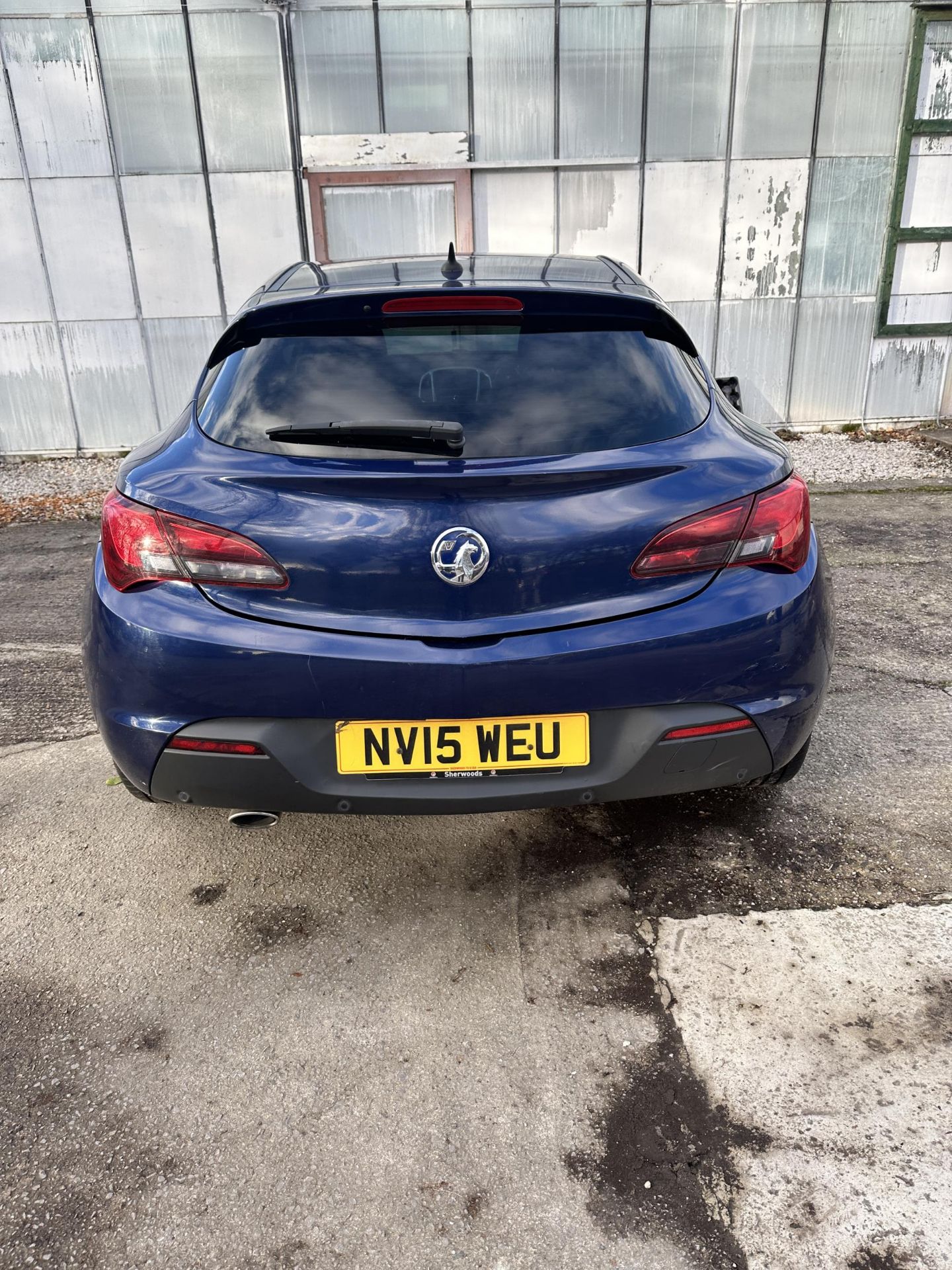 A BLUE VAUXHALL ASTRA GTC SRI CTDI COUPE AUTOMATIC, REGISTRATION NO. NV15WEU, SIX GEAR 1956CC DIESEL - Bild 4 aus 15