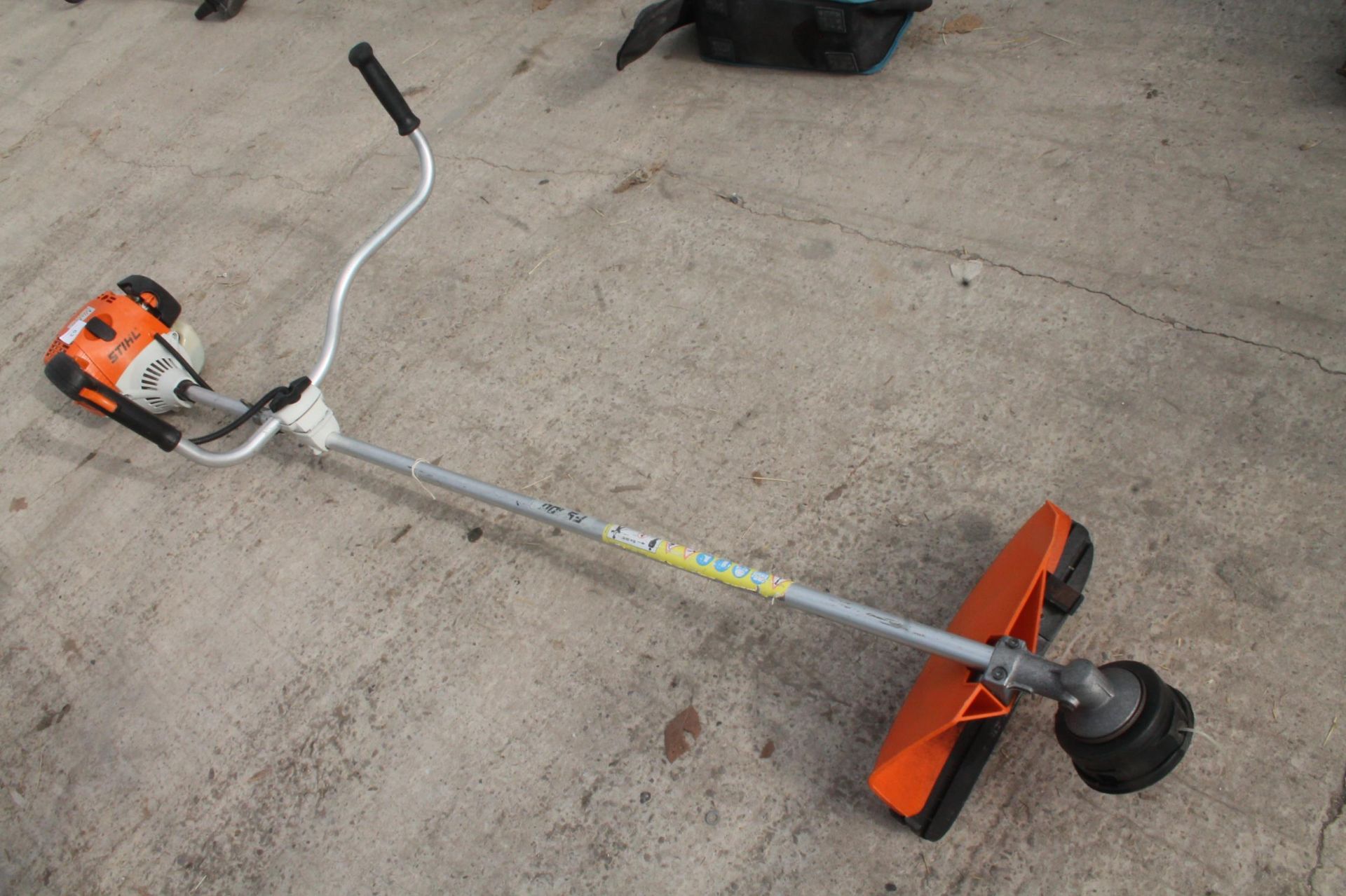 STIHL FS100 STRIMMER NO VAT - Bild 2 aus 2