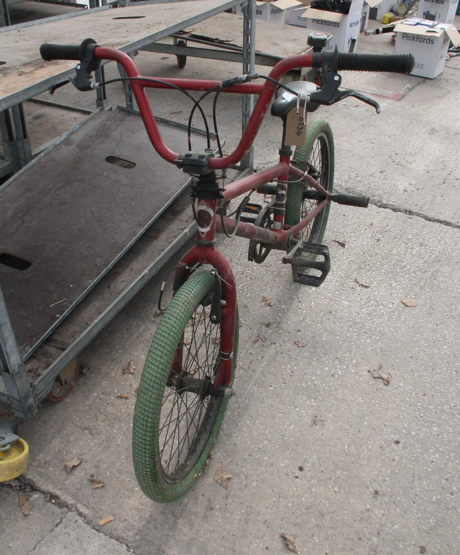 CHILDS BIKE IN WORKING ORDER NO VAT - Image 2 of 2