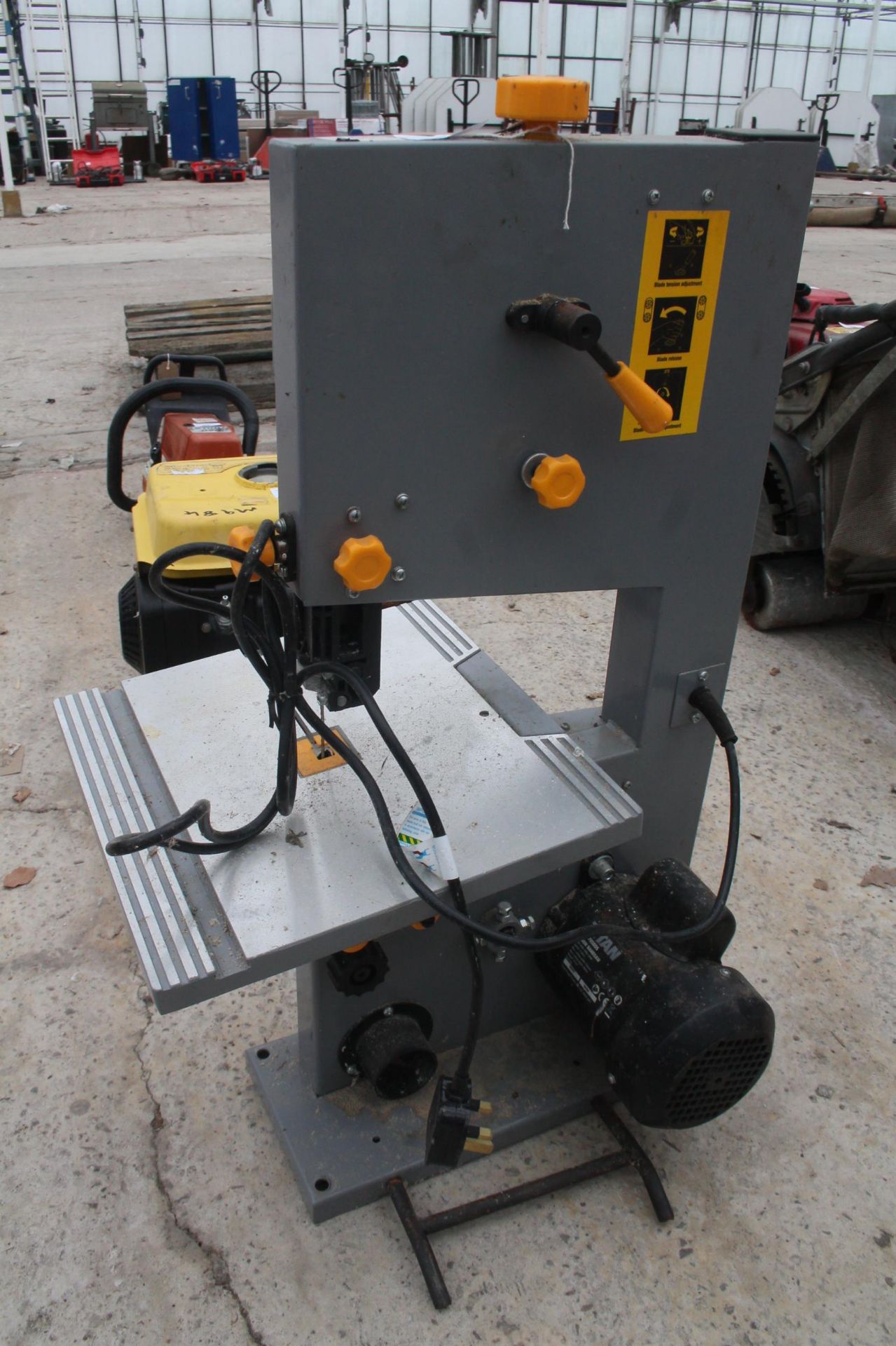 TITAN BAND SAW AS NEW IN GOOD WORKING ORDER NO VAT - Image 2 of 3