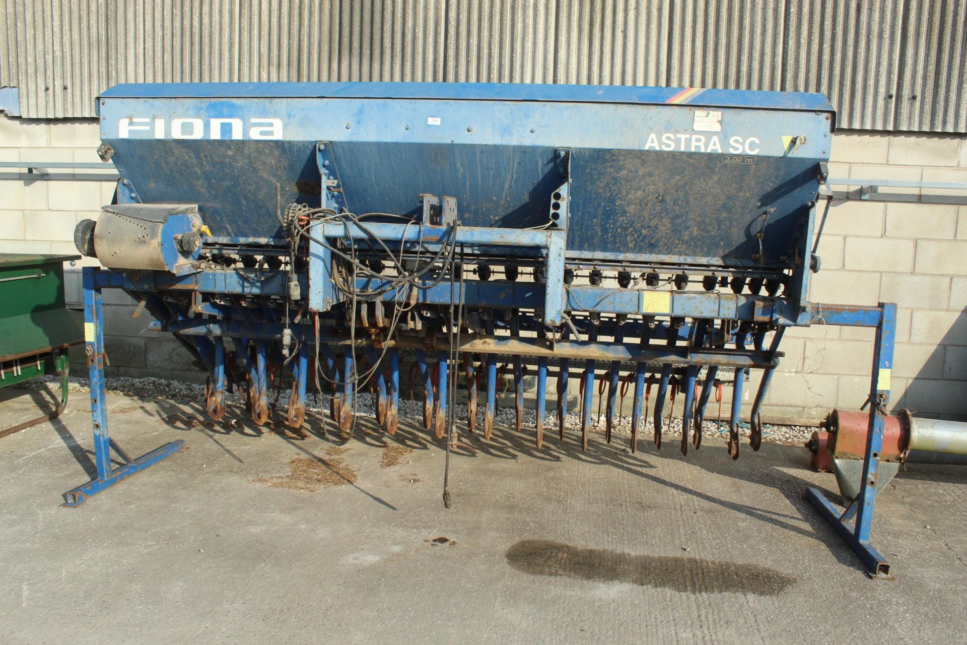 FIONA ASTRA SC 3 METRE SEED DRILL WITH MOUNTING BRACKETS FOR A KHUN POWER HARROW & ELECTRIC TRAM