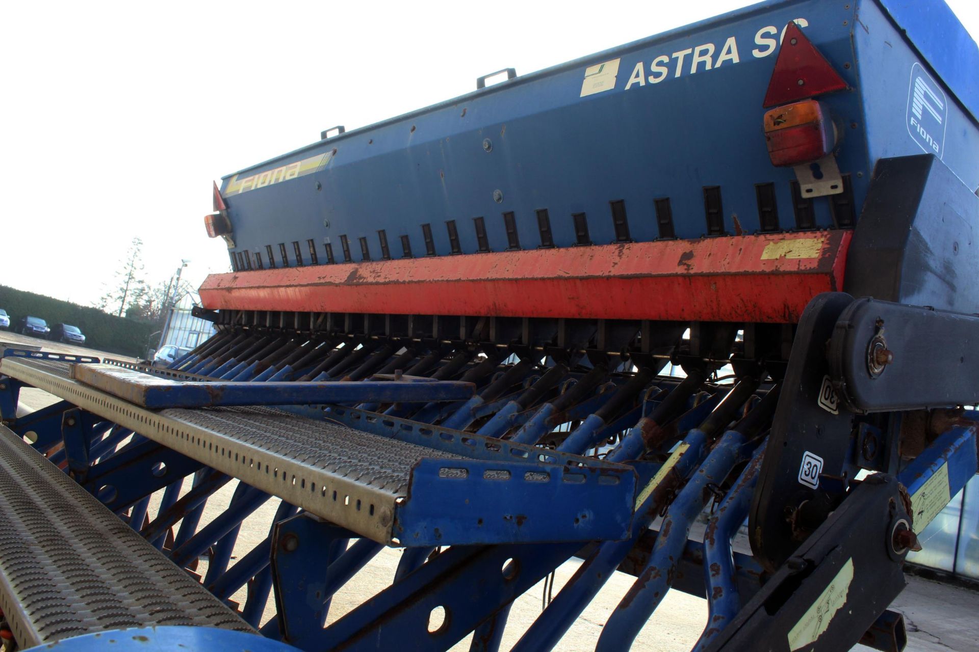 FIONA ASTRA SC 3 METRE SEED DRILL WITH MOUNTING BRACKETS FOR A KHUN POWER HARROW & ELECTRIC TRAM - Image 3 of 6