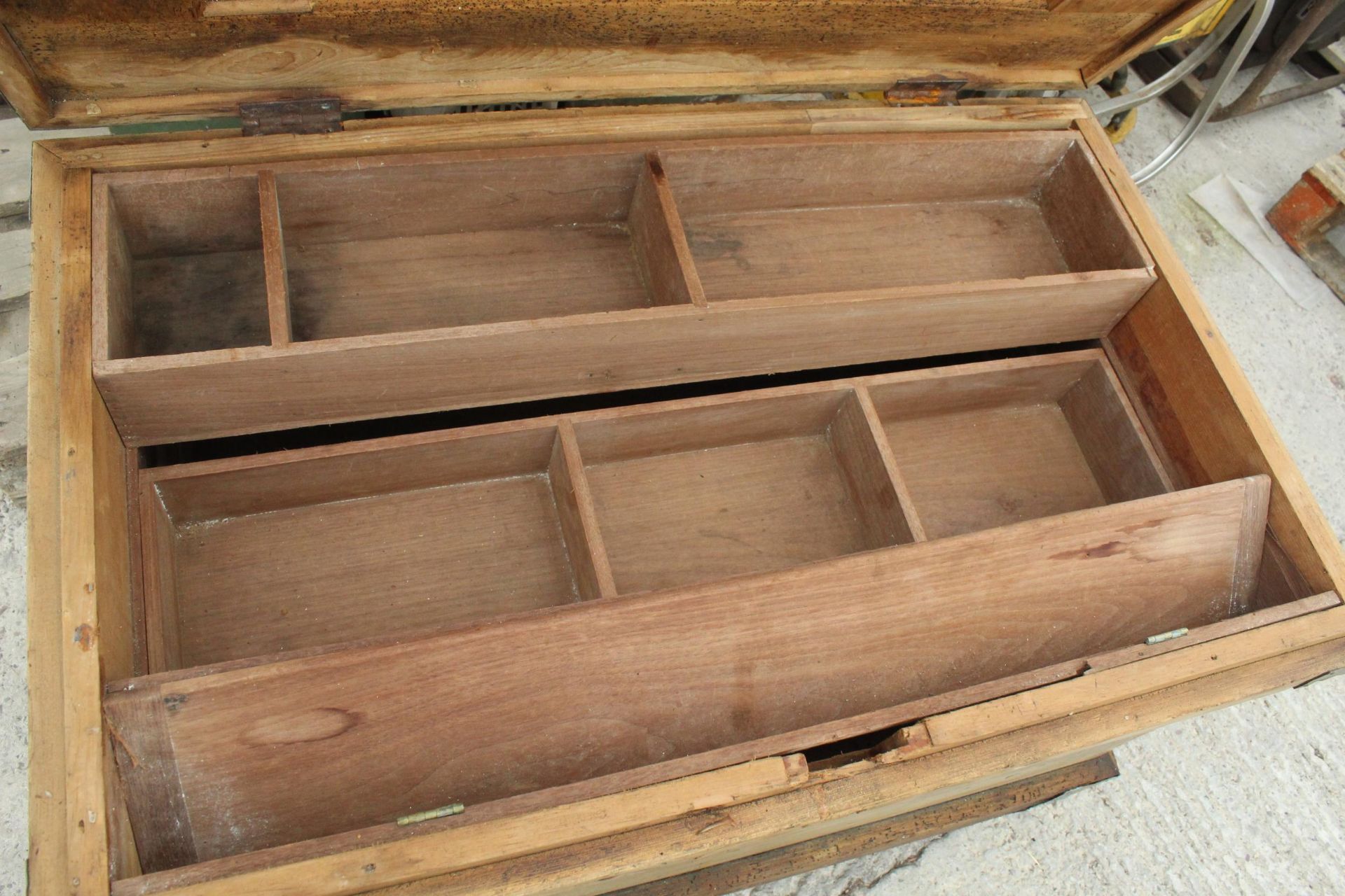 LARGE PINE VICTORIAN TOY BOX WITH COPPER EDGING NO VAT - Image 2 of 2