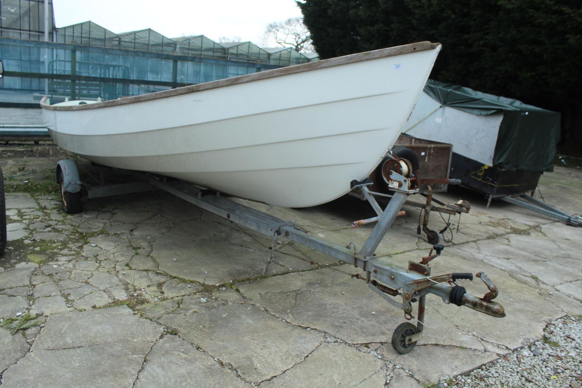 DRASCOMBE LUGGER BOAT AND BOAT TRAILER SPEC LENGTH 5.72M WATERLINE LENGTH 4.57M BEAM 1.90M SAILING