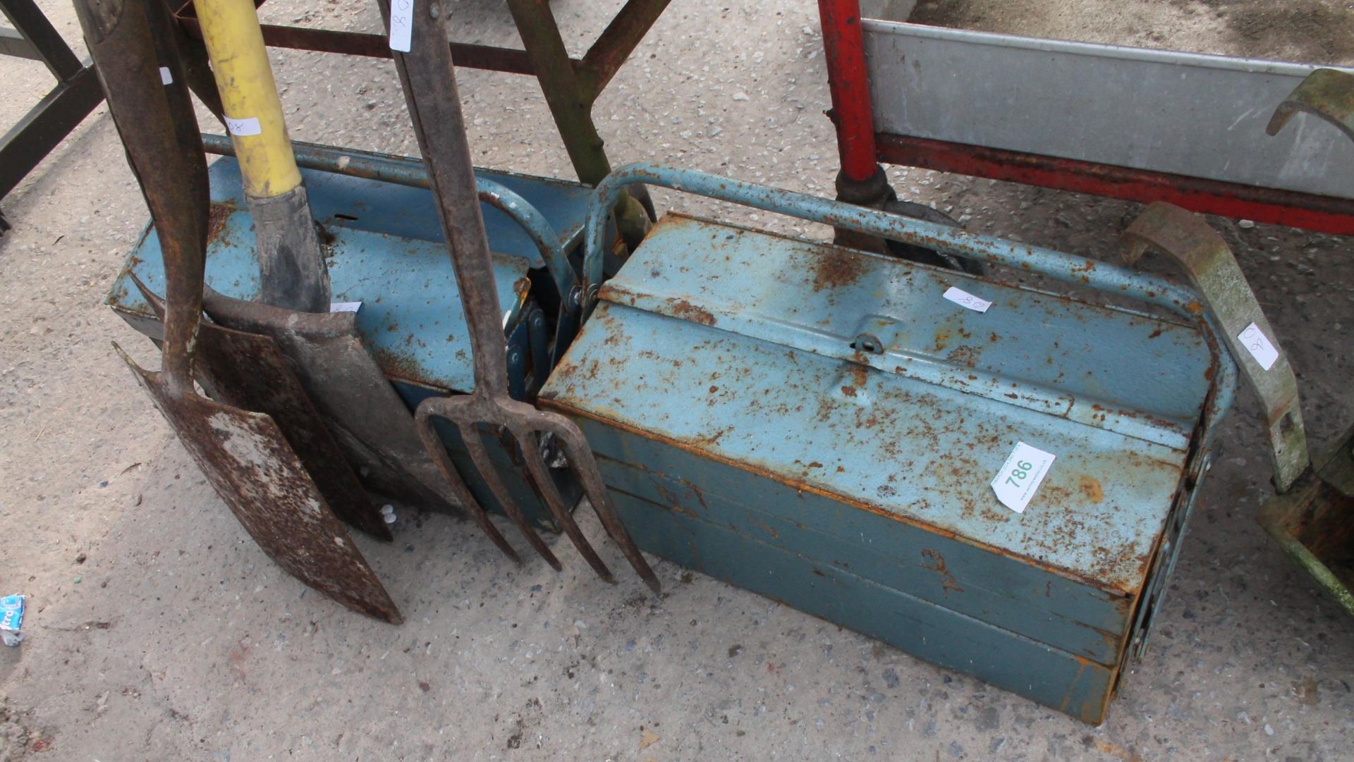 CATTLE DRINKING BOWL, 2 TOOL BOXES, 2 SPADES AND A FORK NO VAT - Image 3 of 4