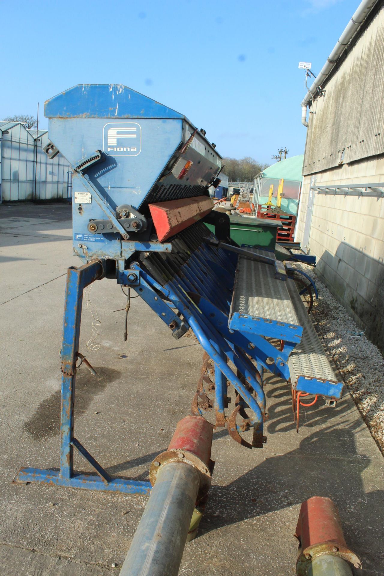 FIONA ASTRA SC 3 METRE SEED DRILL WITH MOUNTING BRACKETS FOR A KHUN POWER HARROW & ELECTRIC TRAM - Image 5 of 6