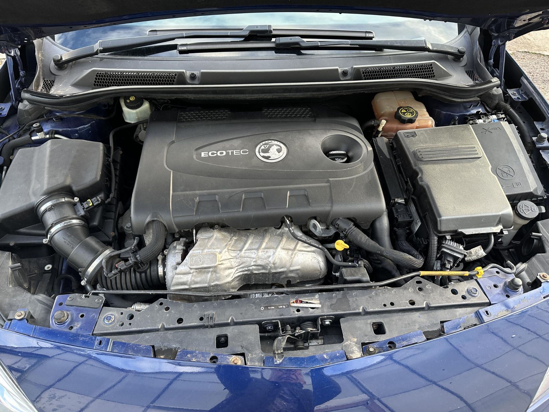 A BLUE VAUXHALL ASTRA GTC SRI CTDI COUPE AUTOMATIC, REGISTRATION NO. NV15WEU, SIX GEAR 1956CC DIESEL - Bild 12 aus 15