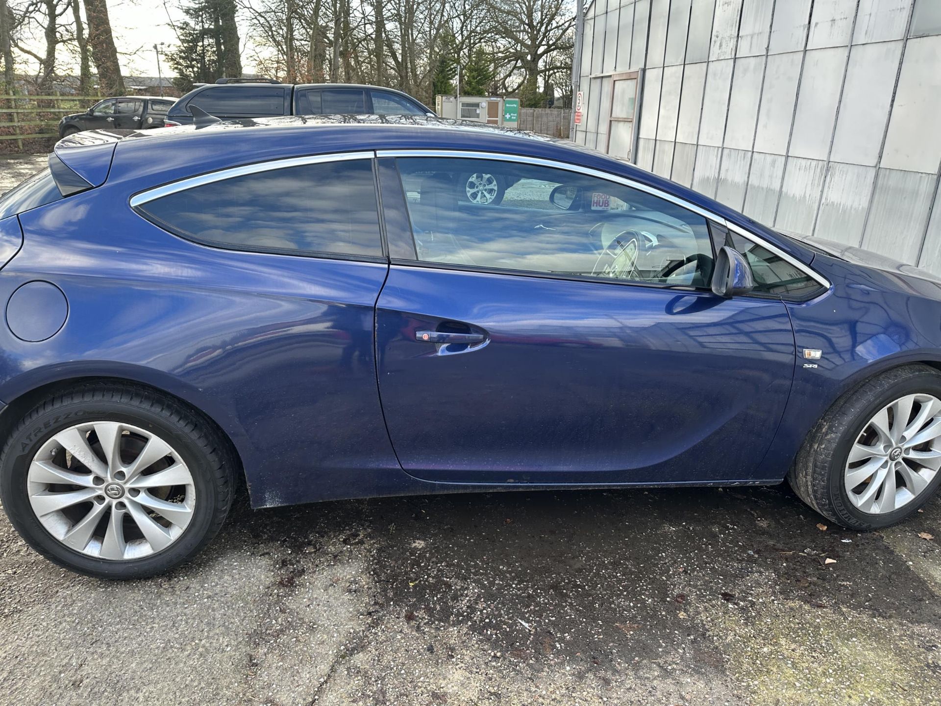 A BLUE VAUXHALL ASTRA GTC SRI CTDI COUPE AUTOMATIC, REGISTRATION NO. NV15WEU, SIX GEAR 1956CC DIESEL - Bild 5 aus 15