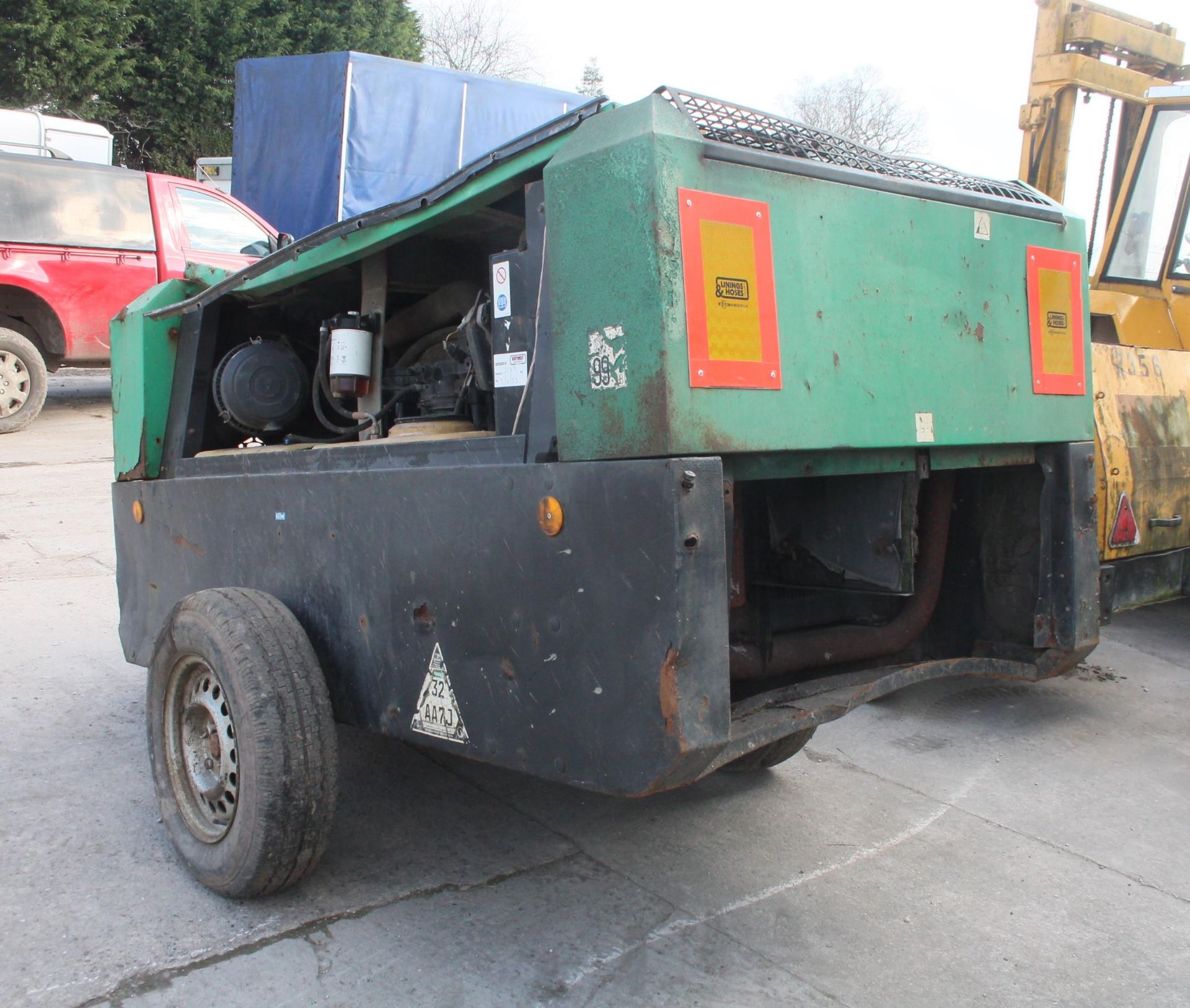 A LARGE GREEN GENERATOR EGINE AND PUMP IN GWO THE CLUTCH SOMETIMES FALTERS - PLUS VAT - Image 2 of 4