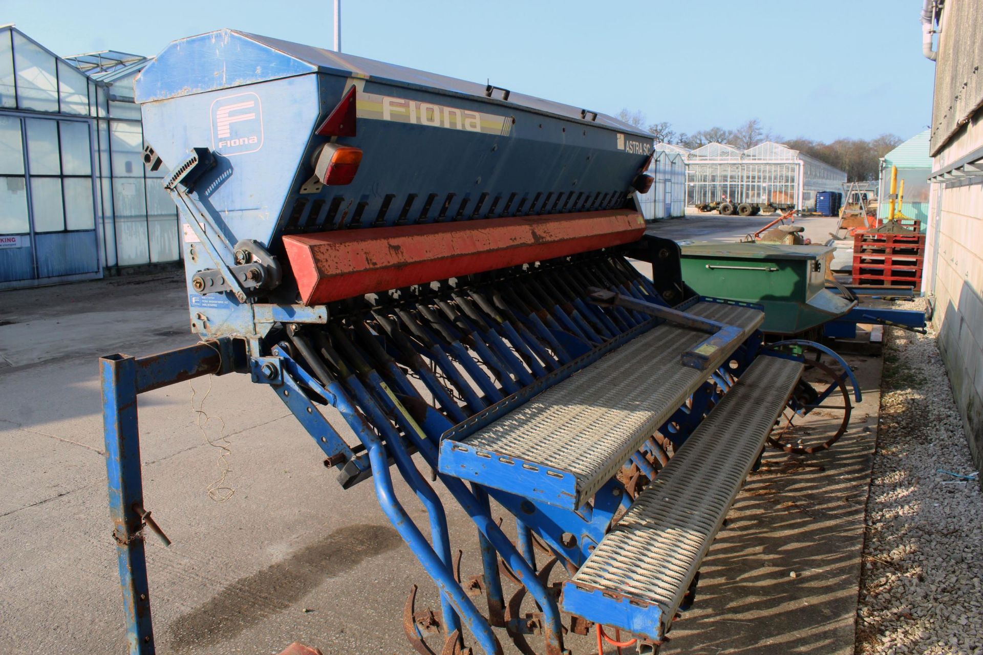 FIONA ASTRA SC 3 METRE SEED DRILL WITH MOUNTING BRACKETS FOR A KHUN POWER HARROW & ELECTRIC TRAM - Image 2 of 6