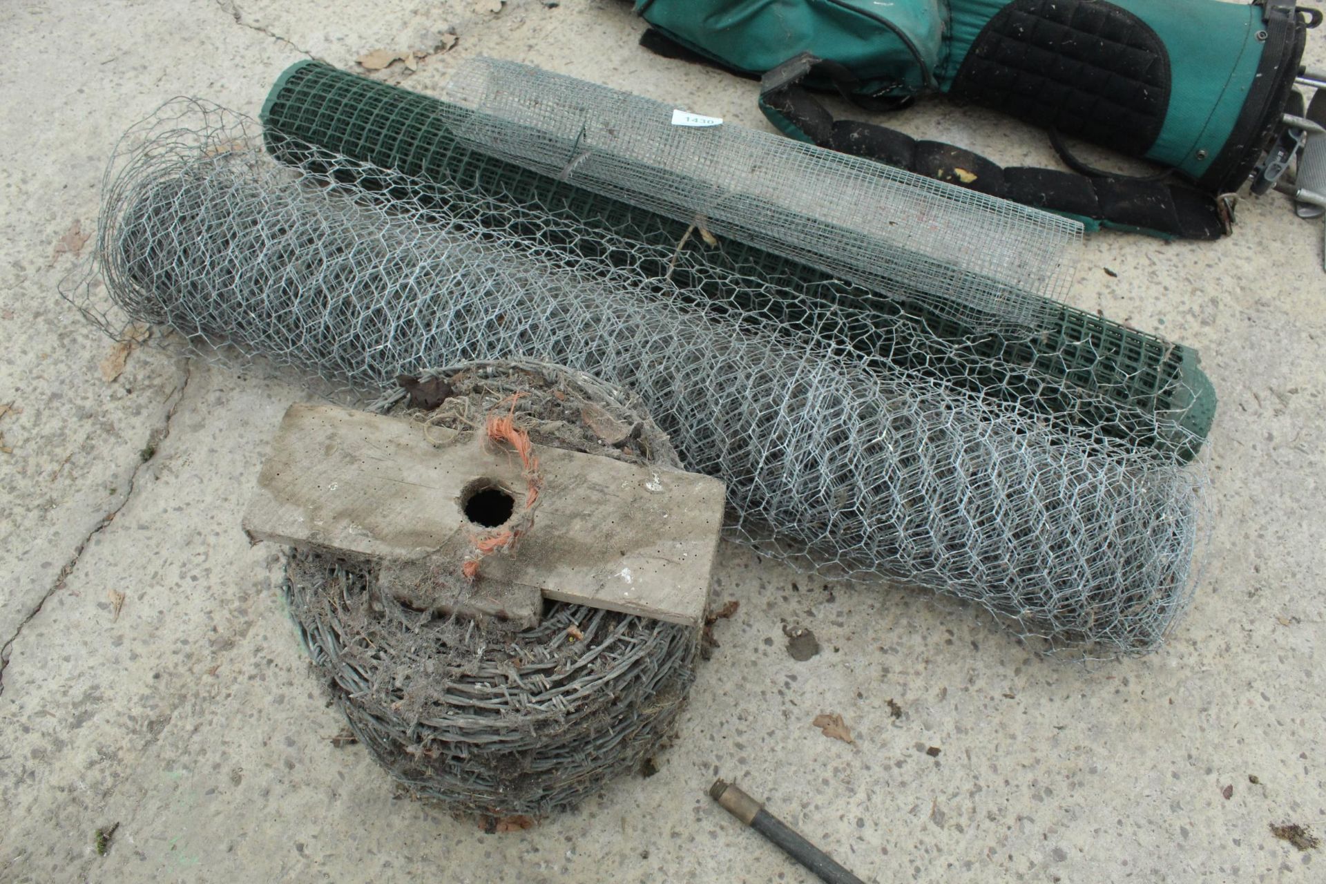 BARBED WIRE AND CHICKEN WIRE NO VAT - Image 2 of 2