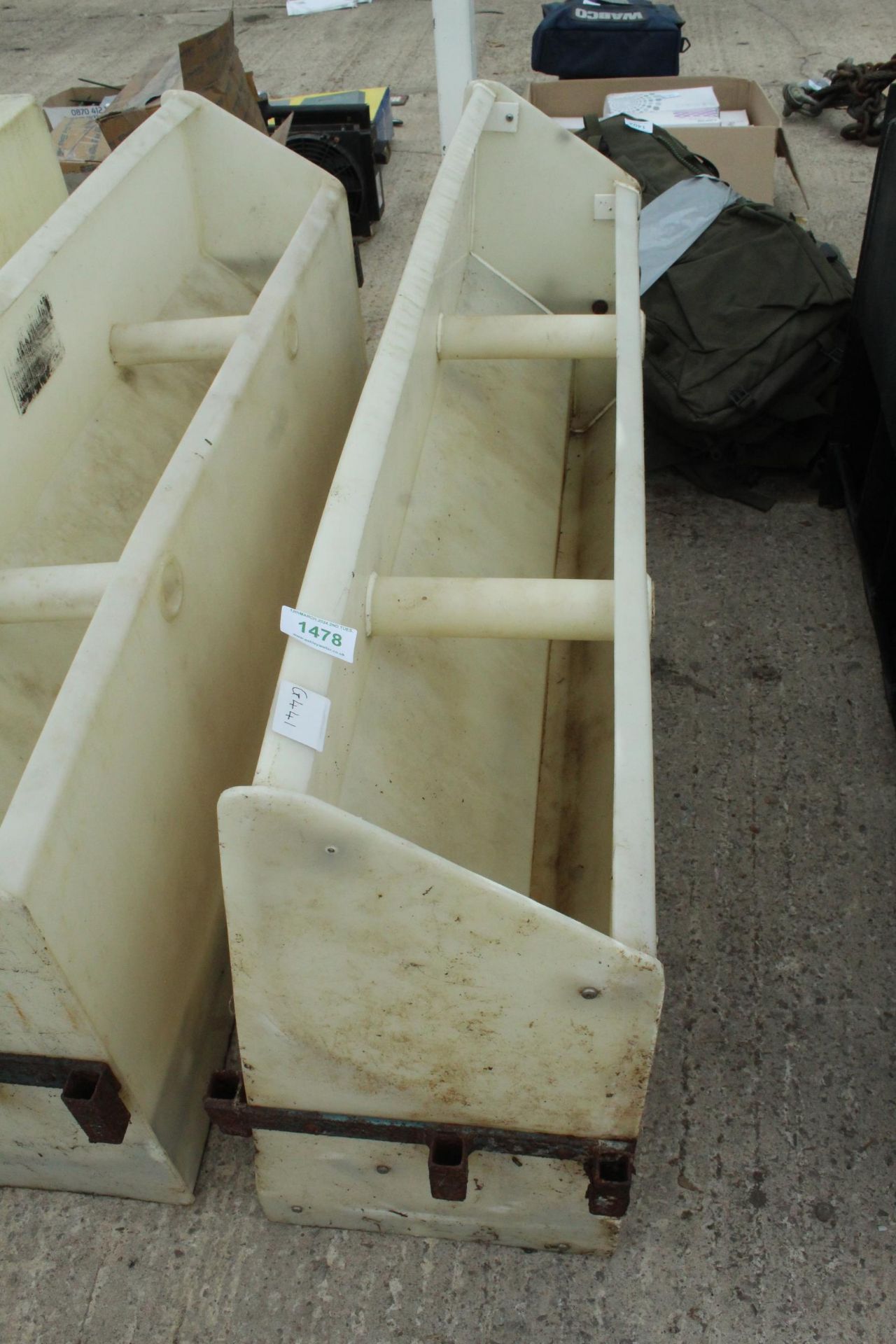 WHITE PLASTIC 6 SPACE WORKING FEEDER NO VAT