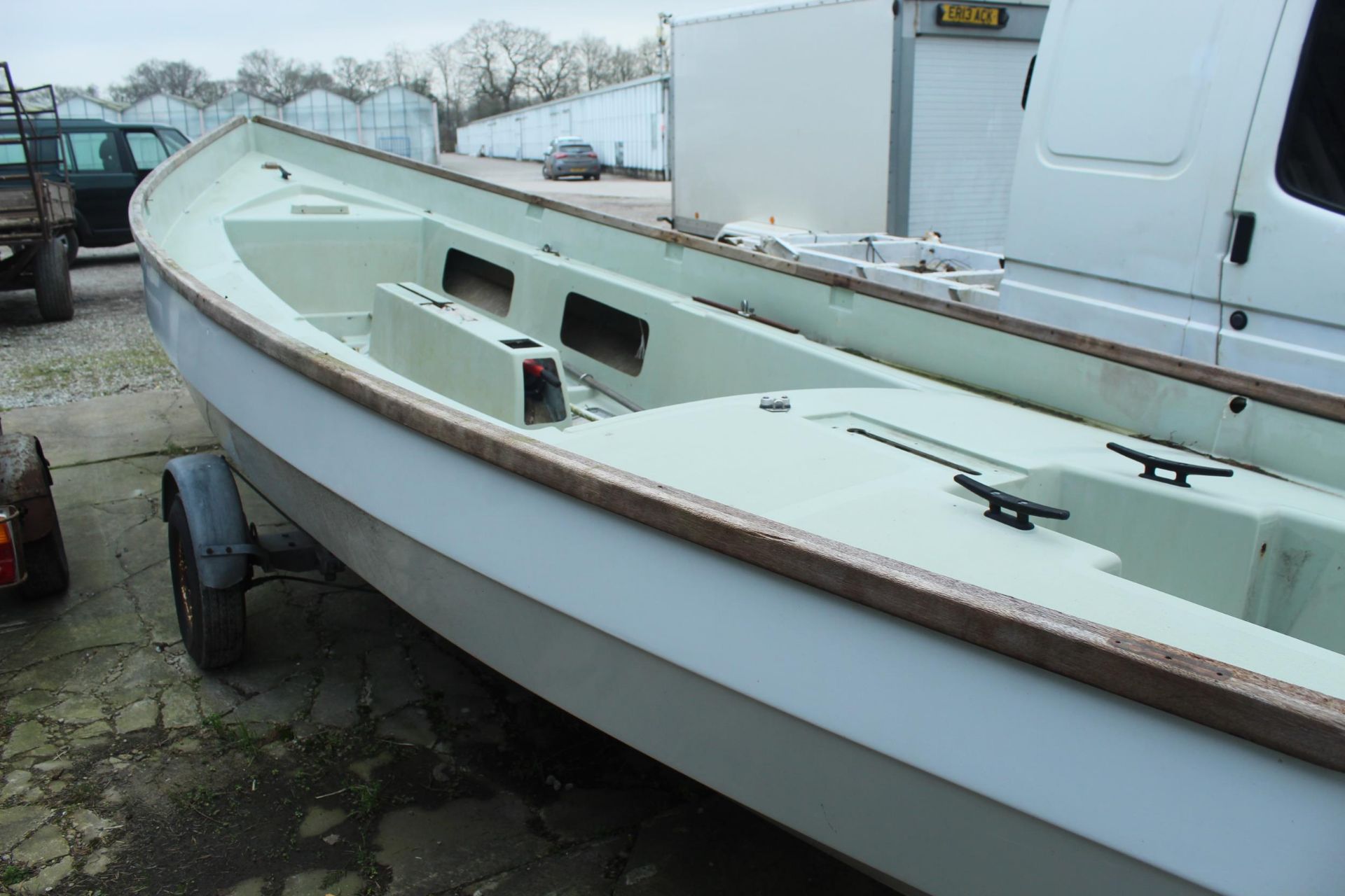 DRASCOMBE LUGGER BOAT AND BOAT TRAILER SPEC LENGTH 5.72M WATERLINE LENGTH 4.57M BEAM 1.90M SAILING - Image 2 of 3