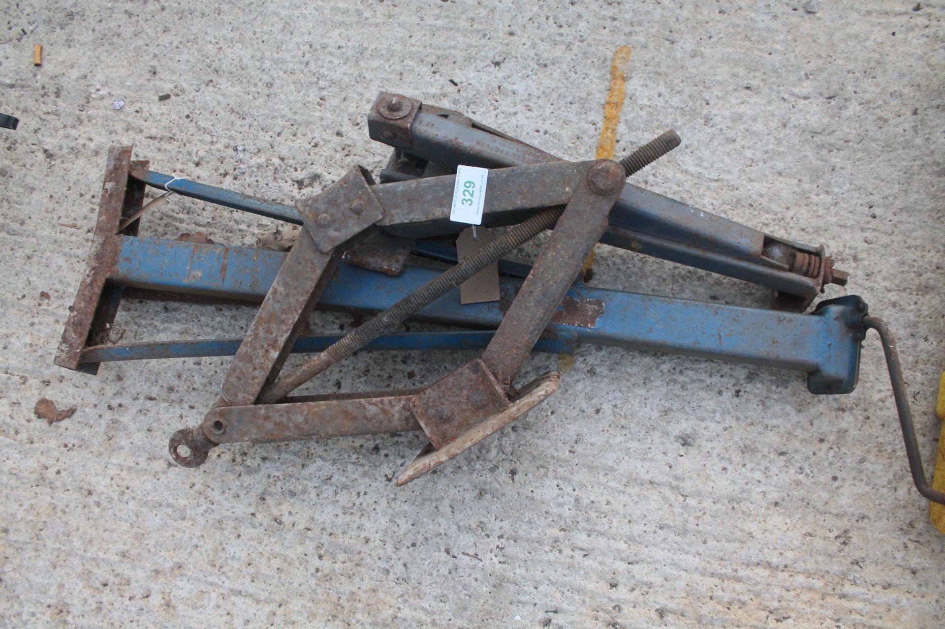 3 CAR JACKS NO VAT