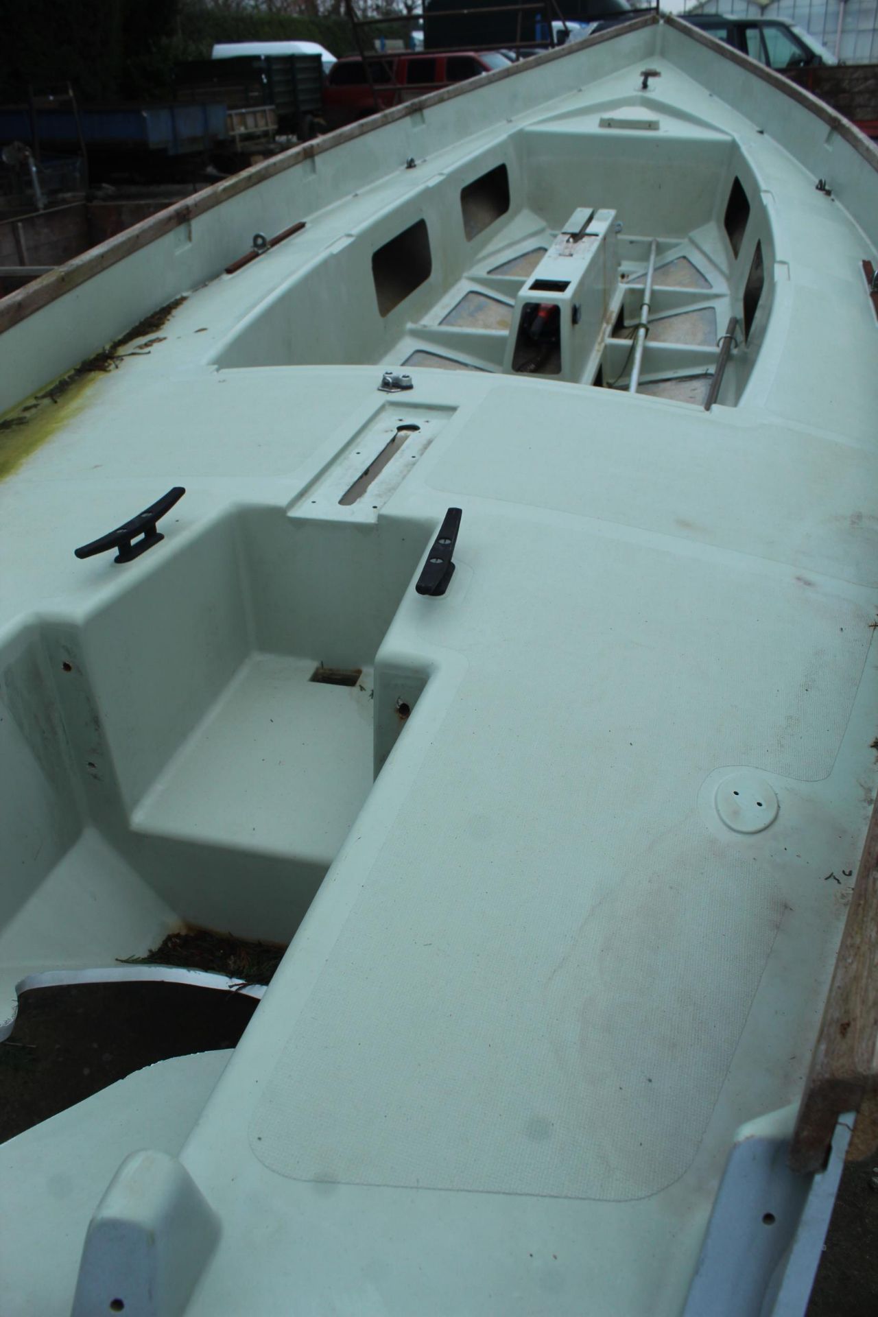 DRASCOMBE LUGGER BOAT AND BOAT TRAILER SPEC LENGTH 5.72M WATERLINE LENGTH 4.57M BEAM 1.90M SAILING - Image 3 of 3