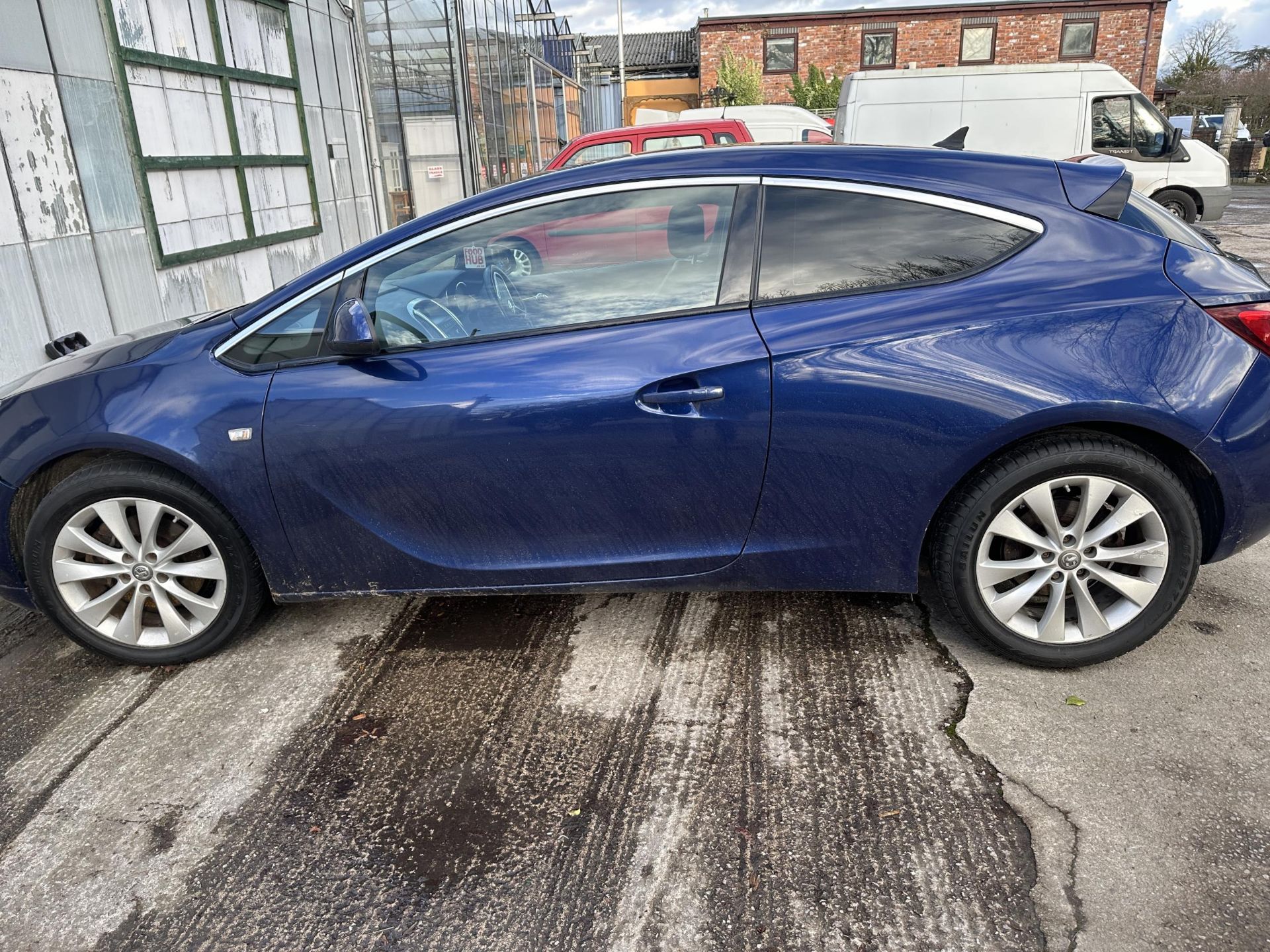 A BLUE VAUXHALL ASTRA GTC SRI CTDI COUPE AUTOMATIC, REGISTRATION NO. NV15WEU, SIX GEAR 1956CC DIESEL - Bild 6 aus 15