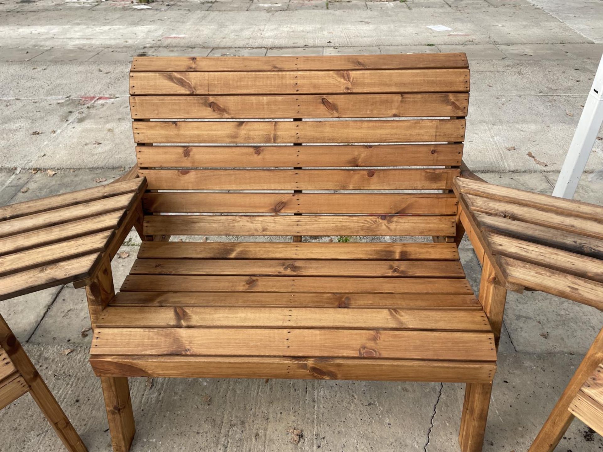 AN AS NEW EX DISPLAY CHARLES TAYLOR GARDEN FURNITURE SET WITH ONE