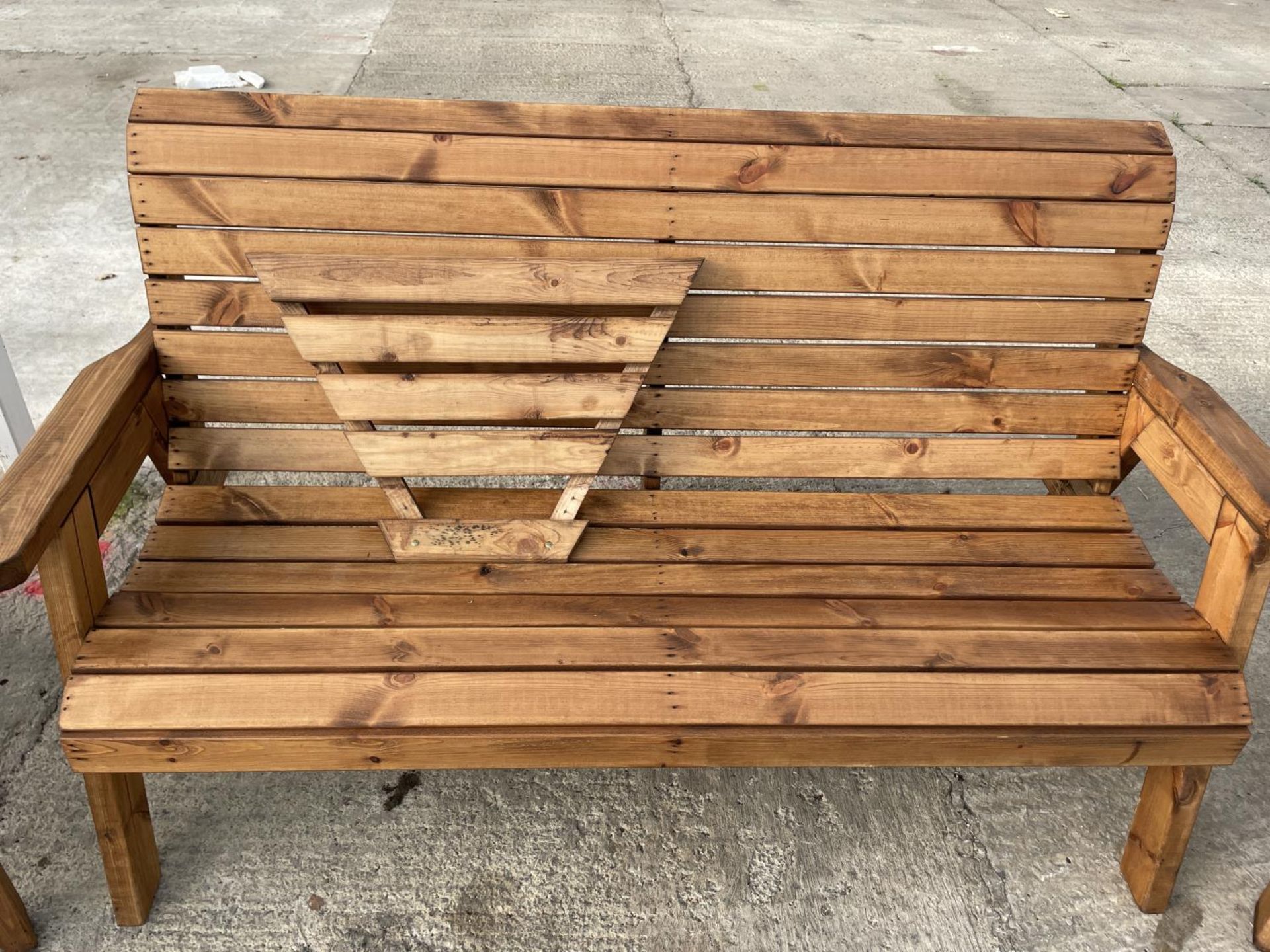 AN AS NEW EX DISPLAY CHARLES TAYLOR GARDEN FURNITURE SET, ONE TWO