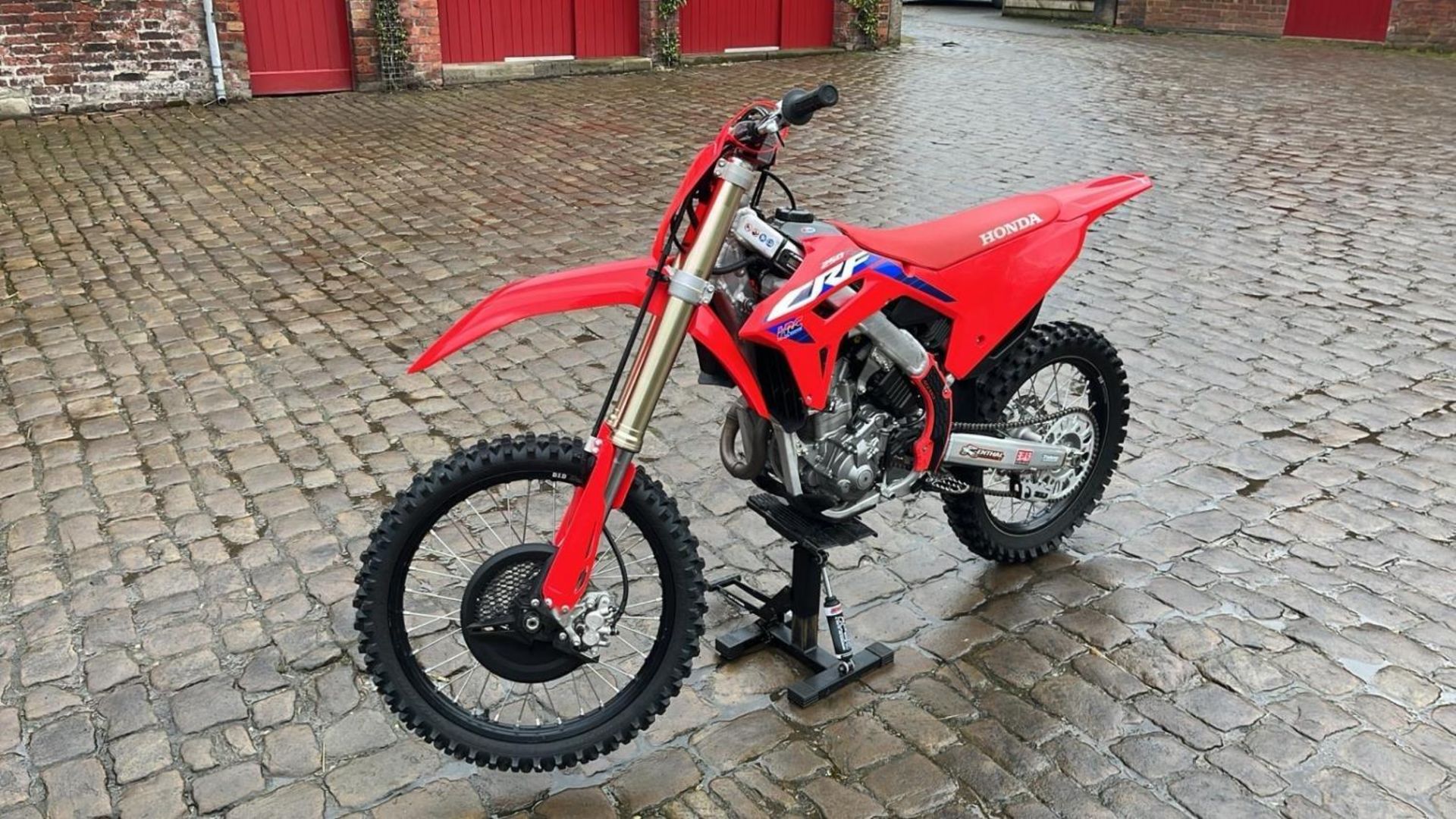 2023 HONDA CRF250R/RX APICO MOTORBIKE 285 MILES AT CATALOGING + VAT - Image 3 of 9