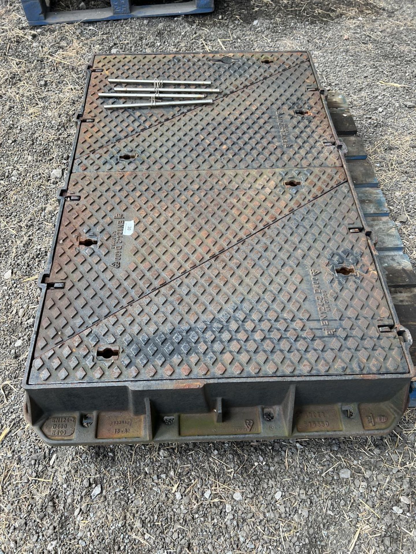 FOUR SECTION MANHOLE COVER EN124-2 D400 + VAT