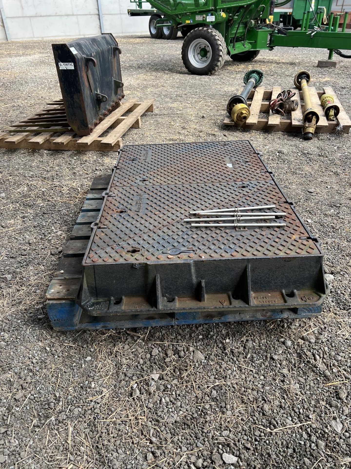 FOUR SECTION MANHOLE COVER EN124-2 D400 + VAT - Image 2 of 2