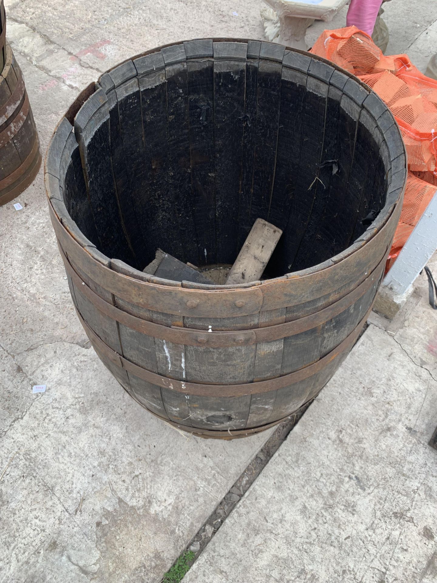 A VINTAGE OAK METAL BANDED BARREL NO VAT - Image 5 of 6