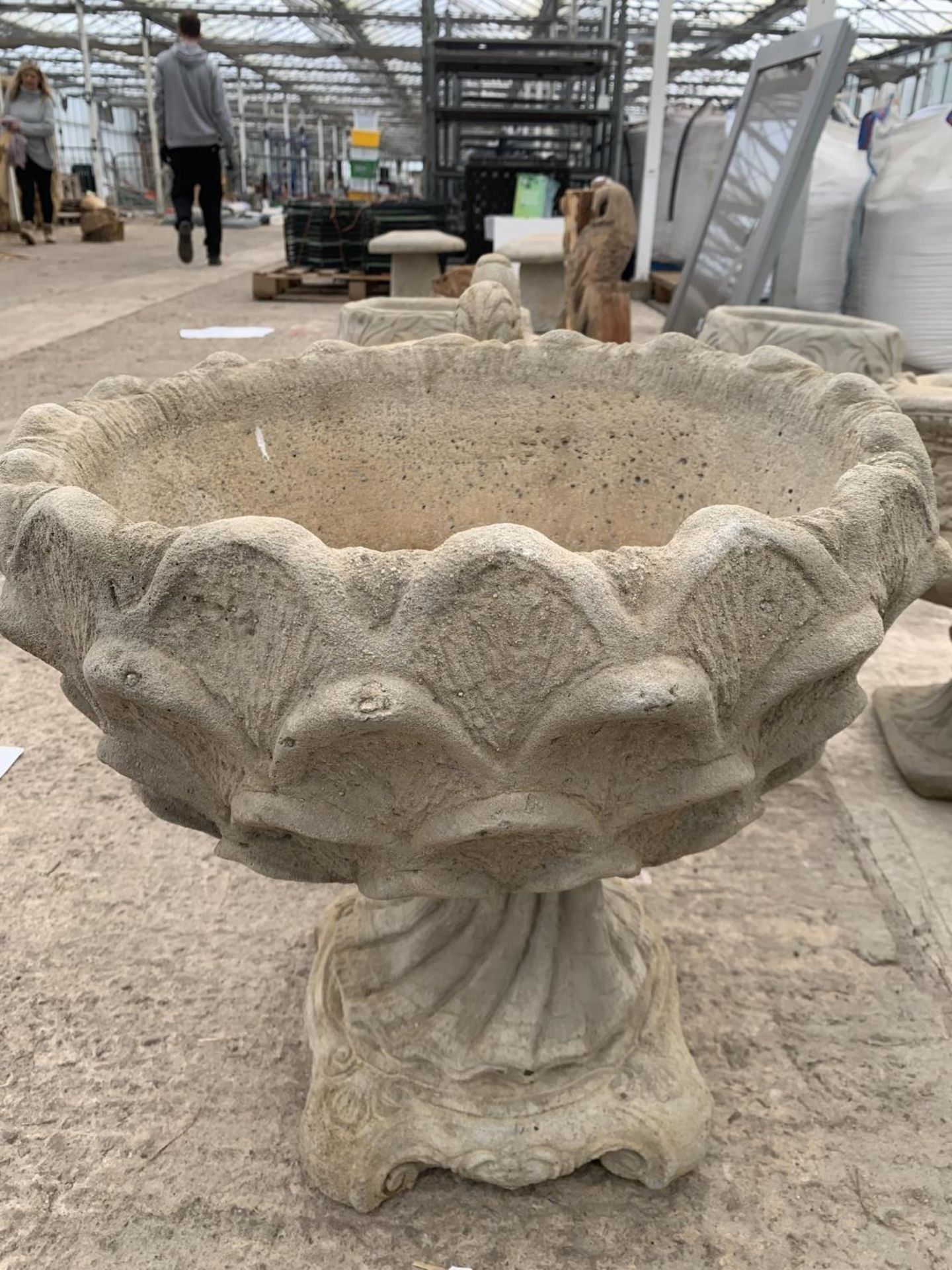 A PAIR OF CONCRETE PINEAPPLE URN PLANTERS NO VAT - Image 4 of 8