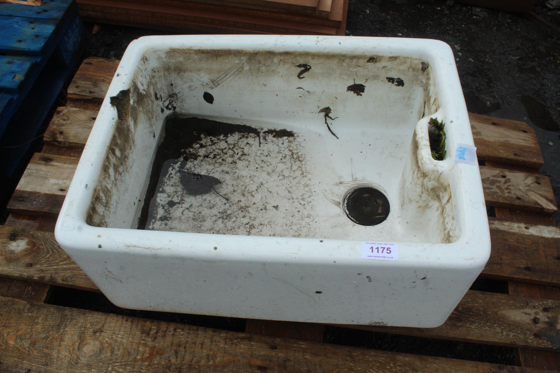 WHITE GLAZED SINK + VAT