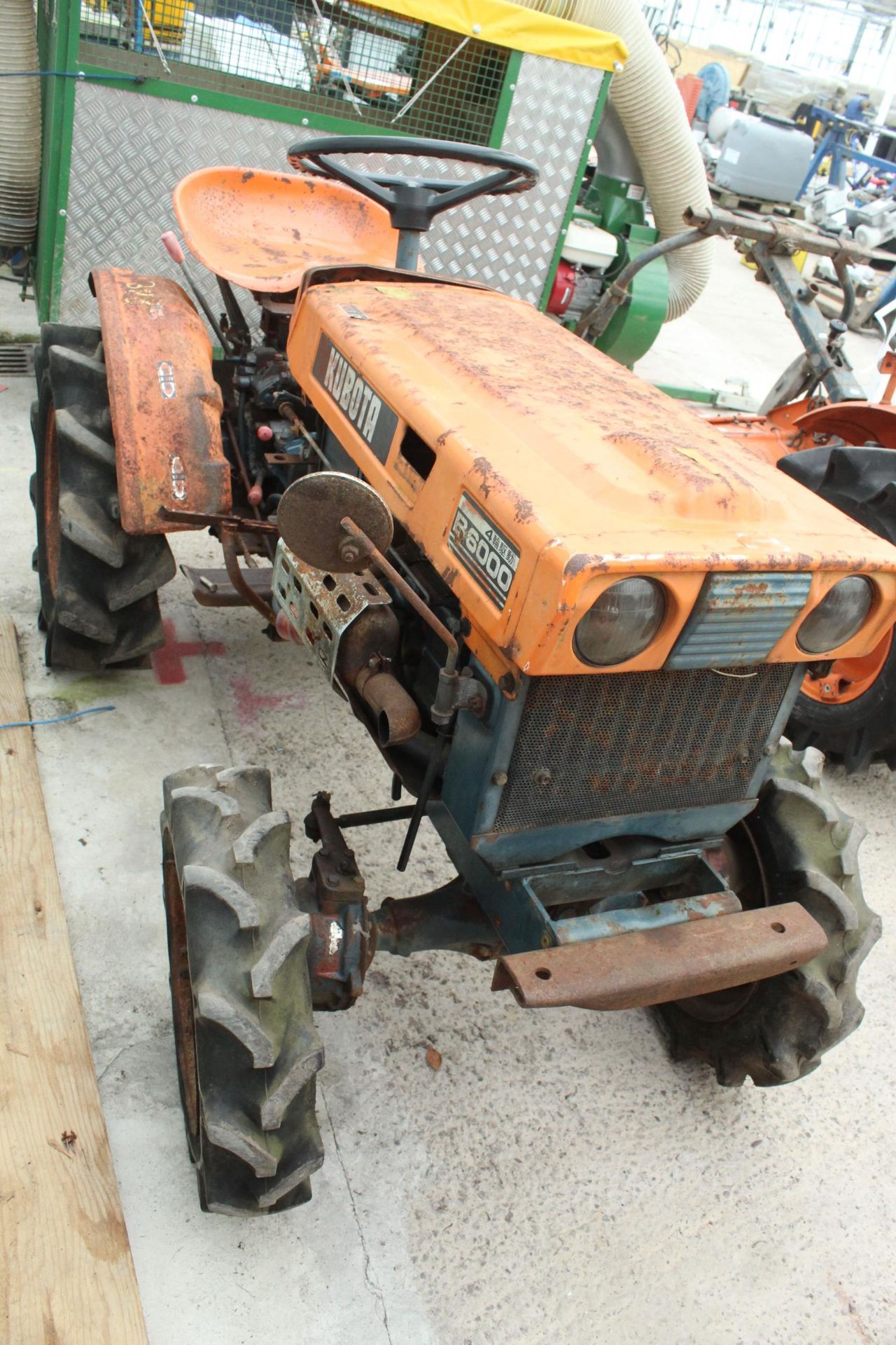 KUBOTA B6000 4X4 MINI TRACTOR - STARTS RUNS & DRIVES A PROBLEM WITH THE STEERING NO VAT - Image 2 of 4
