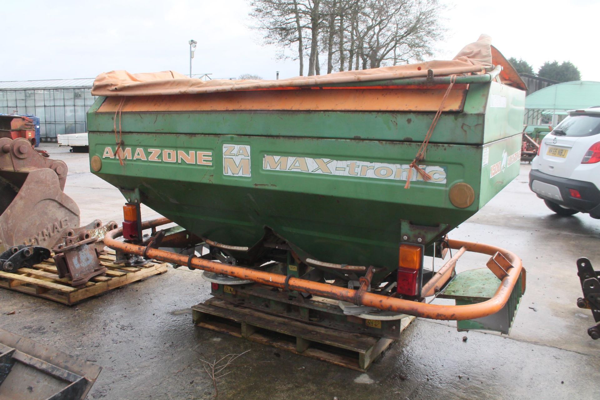 AMAZONE 1500 FERTILISER SPREADER NO VAT - Image 2 of 3