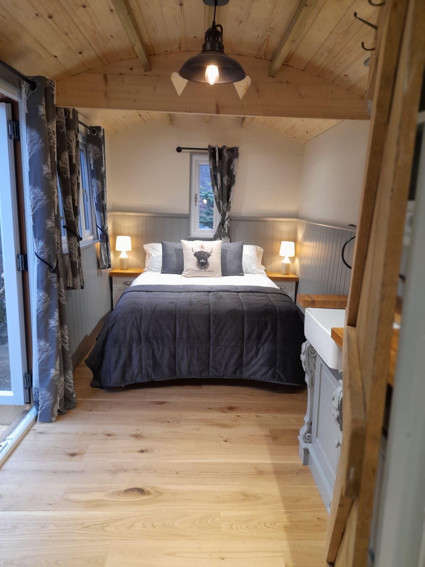 A SHEPHERDS HUT - LUXURIOUS NEW HAND CRAFTED, FULLY FINISHED BUILT FOR ALL YEAR ROUND USE HEAVILY - Image 5 of 13