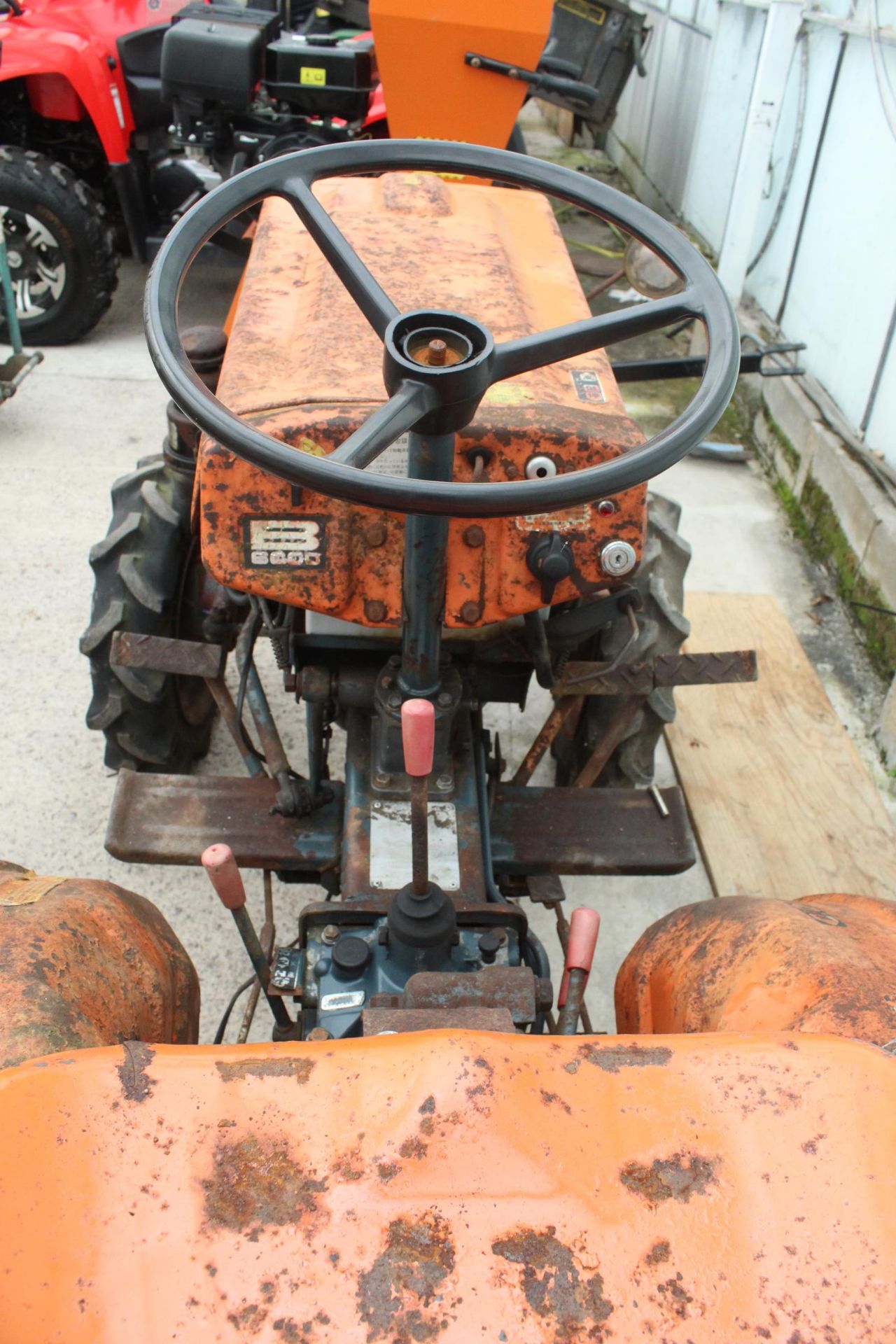 KUBOTA B6000 4X4 MINI TRACTOR - STARTS RUNS & DRIVES A PROBLEM WITH THE STEERING NO VAT - Image 3 of 4