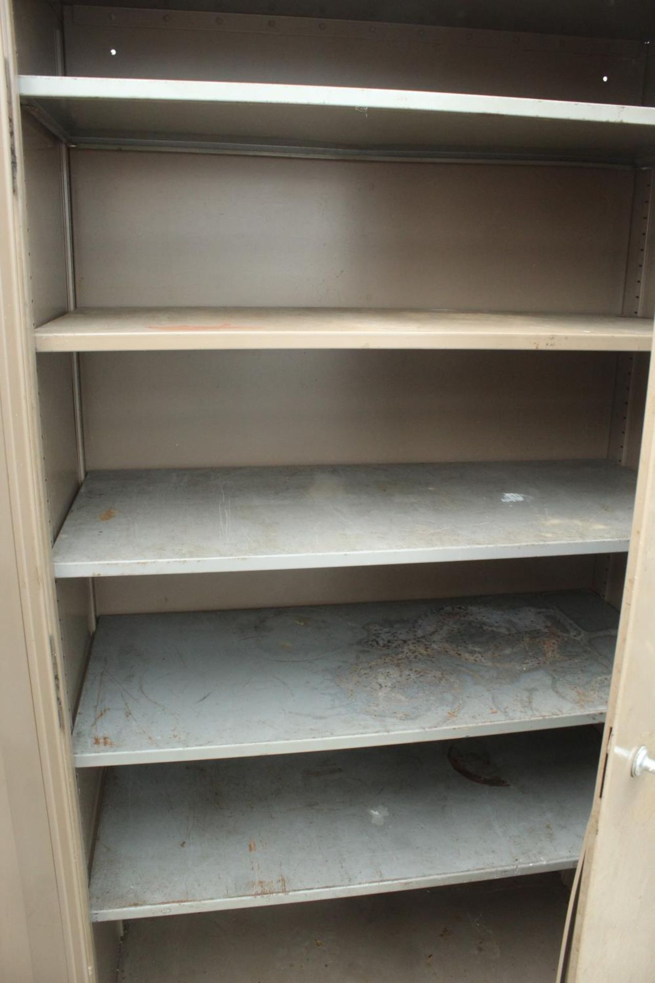 A TWO DOOR METAL WORKSHOP STORAGE CUPBOARD NO VAT - Bild 2 aus 2