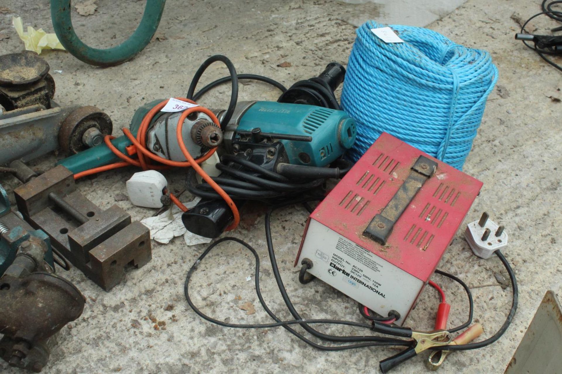 2 DRILLS, BATTERY CHARGER ROPE AND JACK VICE NO VAT - Bild 4 aus 4