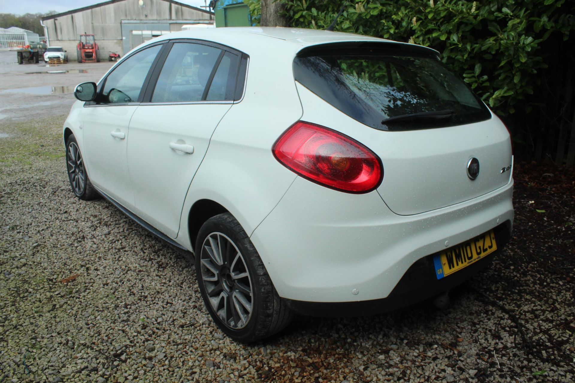 FIAT BRAVO ACTIVE 1400CC REG: WM10 GZJ 5 DOOR HATCHBACK WHITE FIRST REG; 2010 MOT JUNE 2024 APPROX - Image 3 of 3