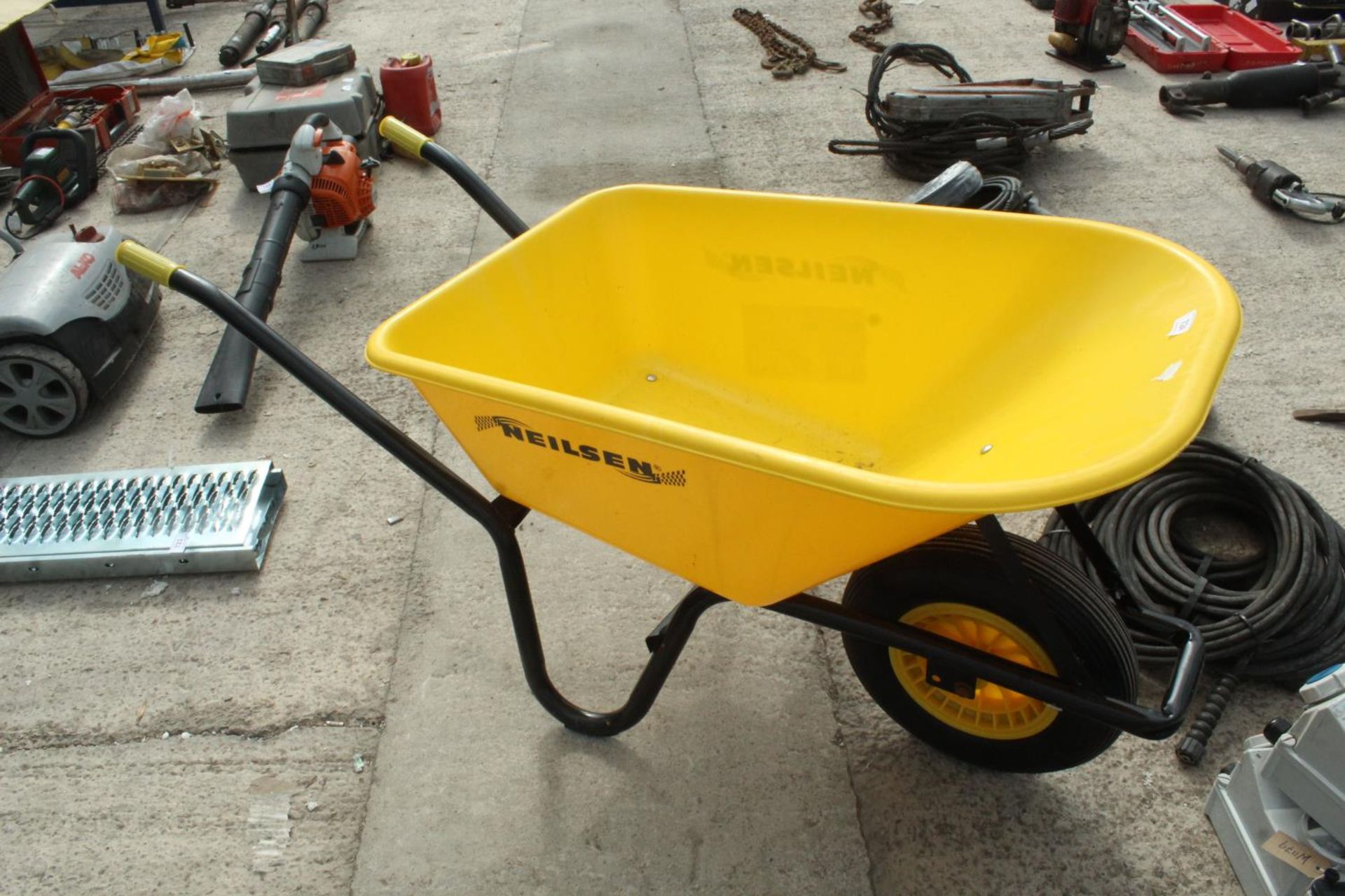 NEILSON WHEELBARROW + VAT - Bild 2 aus 2