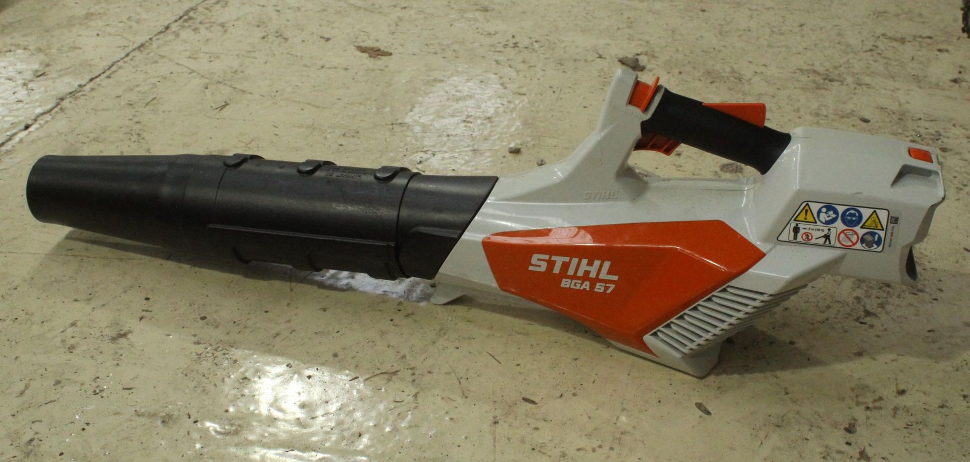 STIHL HEDGE CUTTER /BLOWER/CHAINSAW WITH 2 BATTERY CHARGERS ALL IN VERY GOOD WORKING ORDER NO VAT - Image 5 of 6