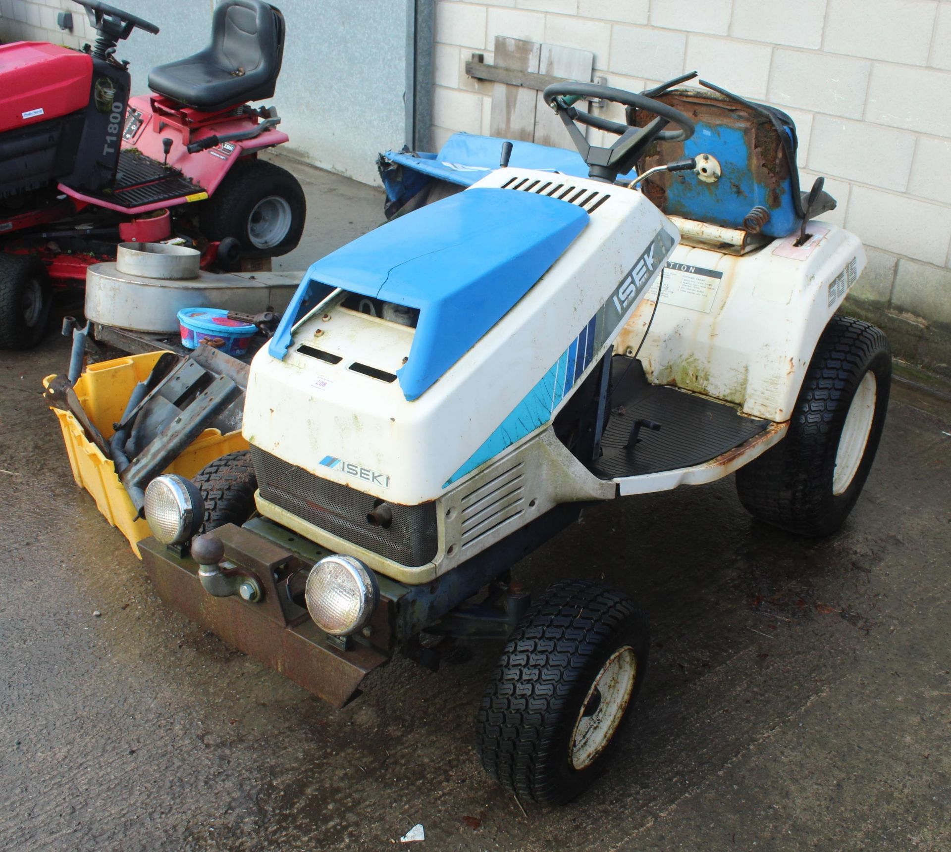 ISEK SG15 MINI TRACTOR WITH ATTACHMENTS (NON RUNNER) NO VAT - Image 2 of 6