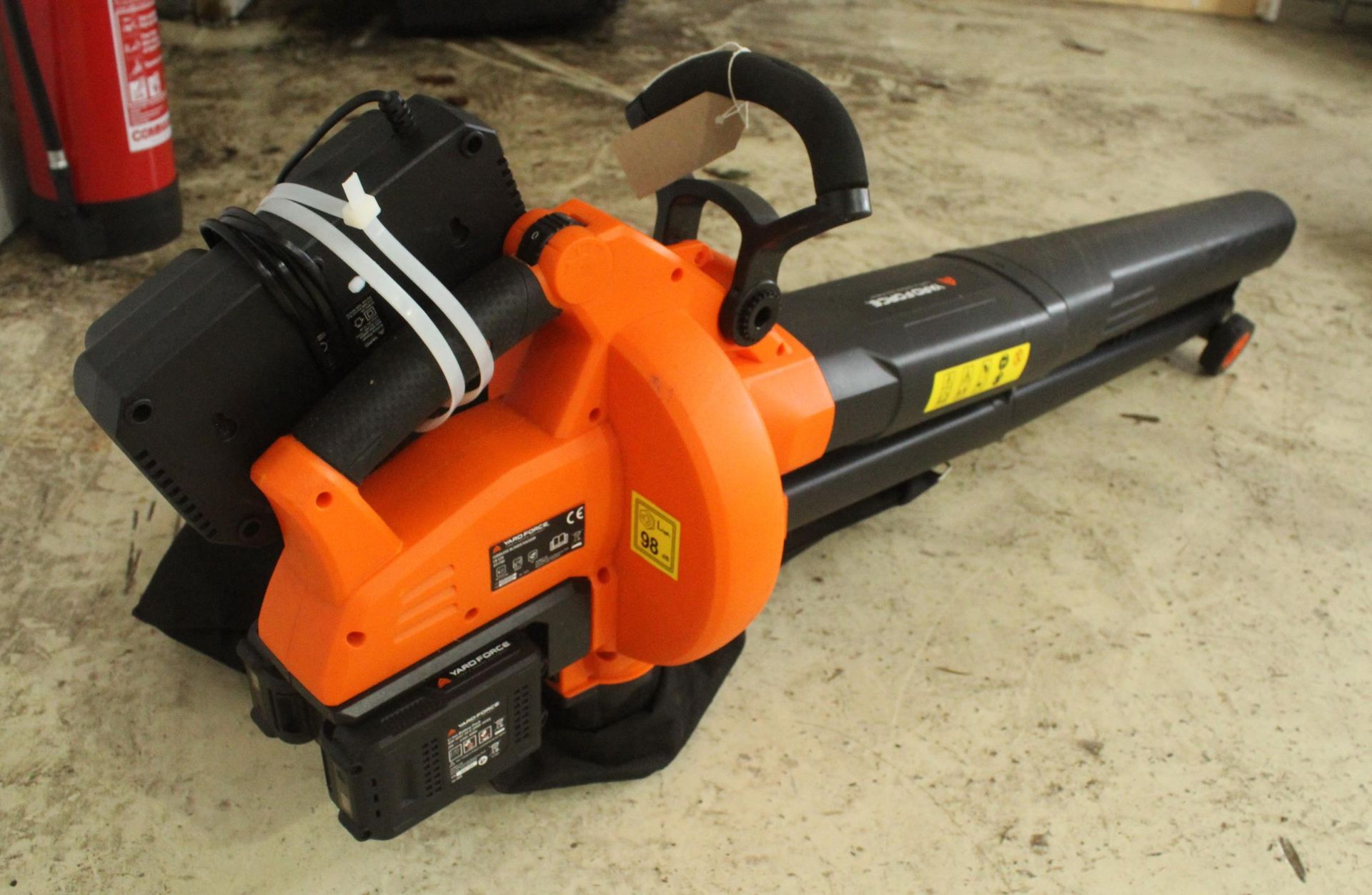 YARDFORCE LEAF BLOWER AND BATTERY CHARGER NO VAT - Image 2 of 2