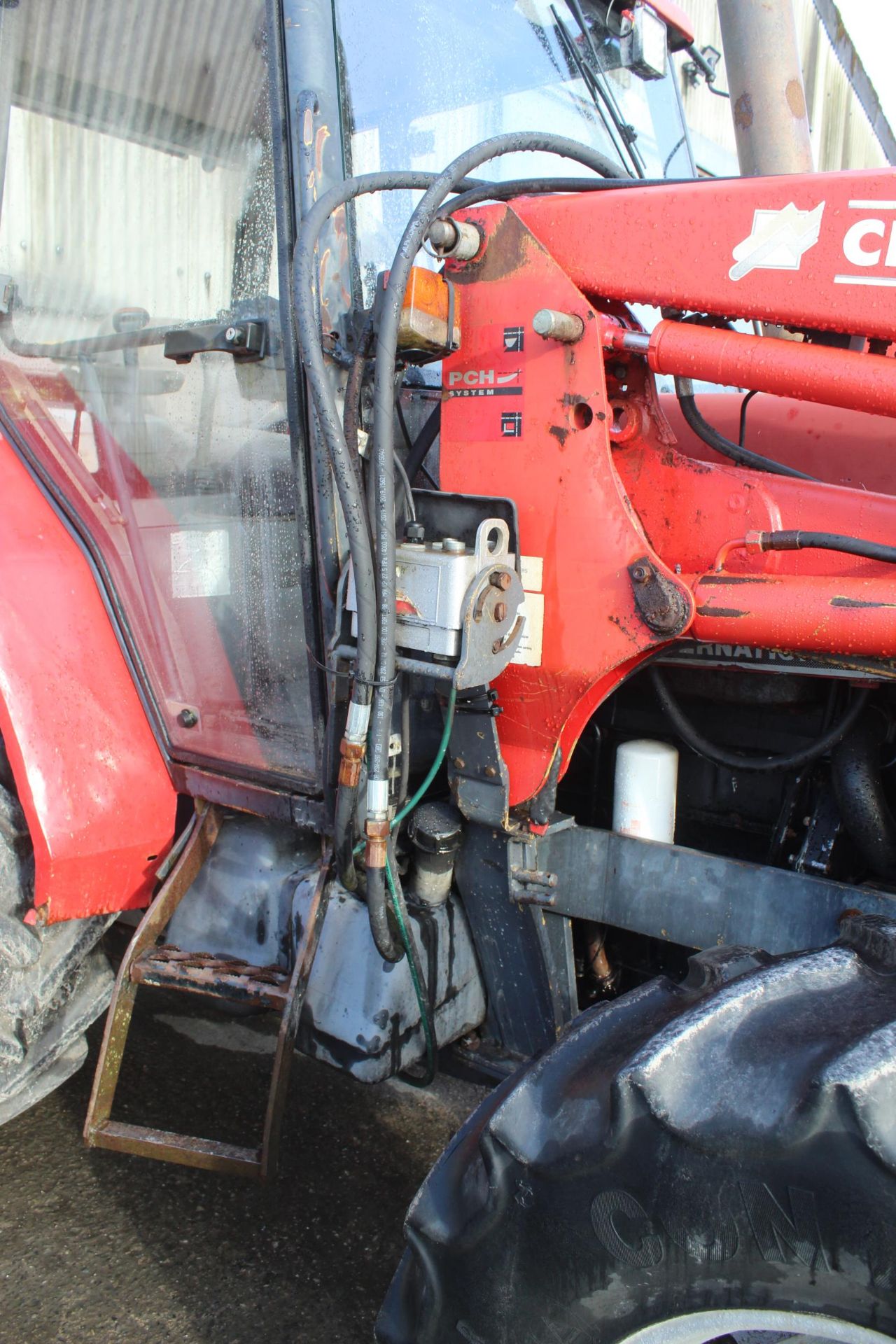 CASE INTERNATIONAL 4230 TRACTOR WITH CHILTERN MX40.85 LOADER IN WORKING ORDER WITH LOG BOOK NO VAT - Image 5 of 7