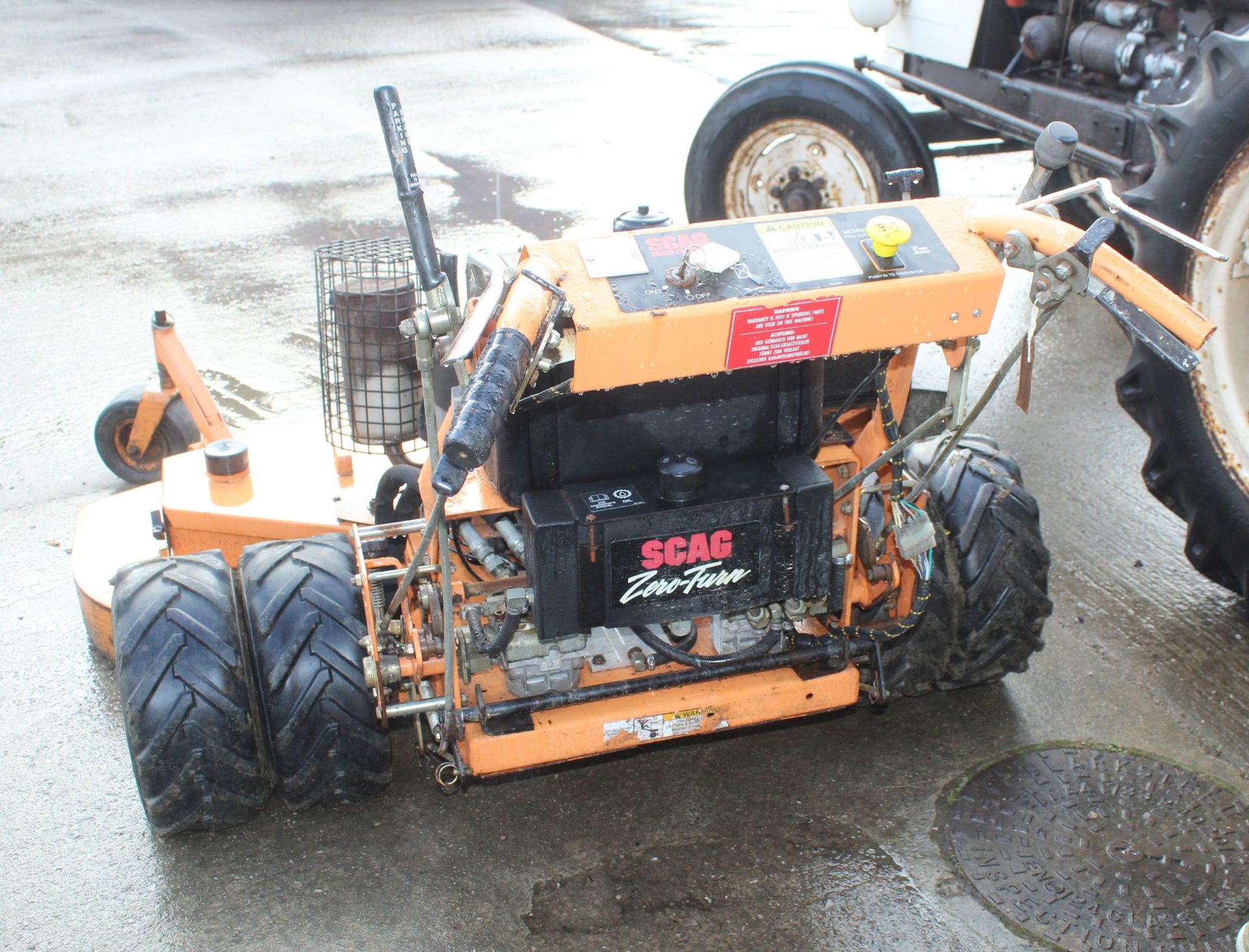 SCAG 61 MOWER WITH KAWASAKI FH64 ENGINE RUNS WELL BUT NEEDS A SERVICE NO VAT - Image 3 of 3