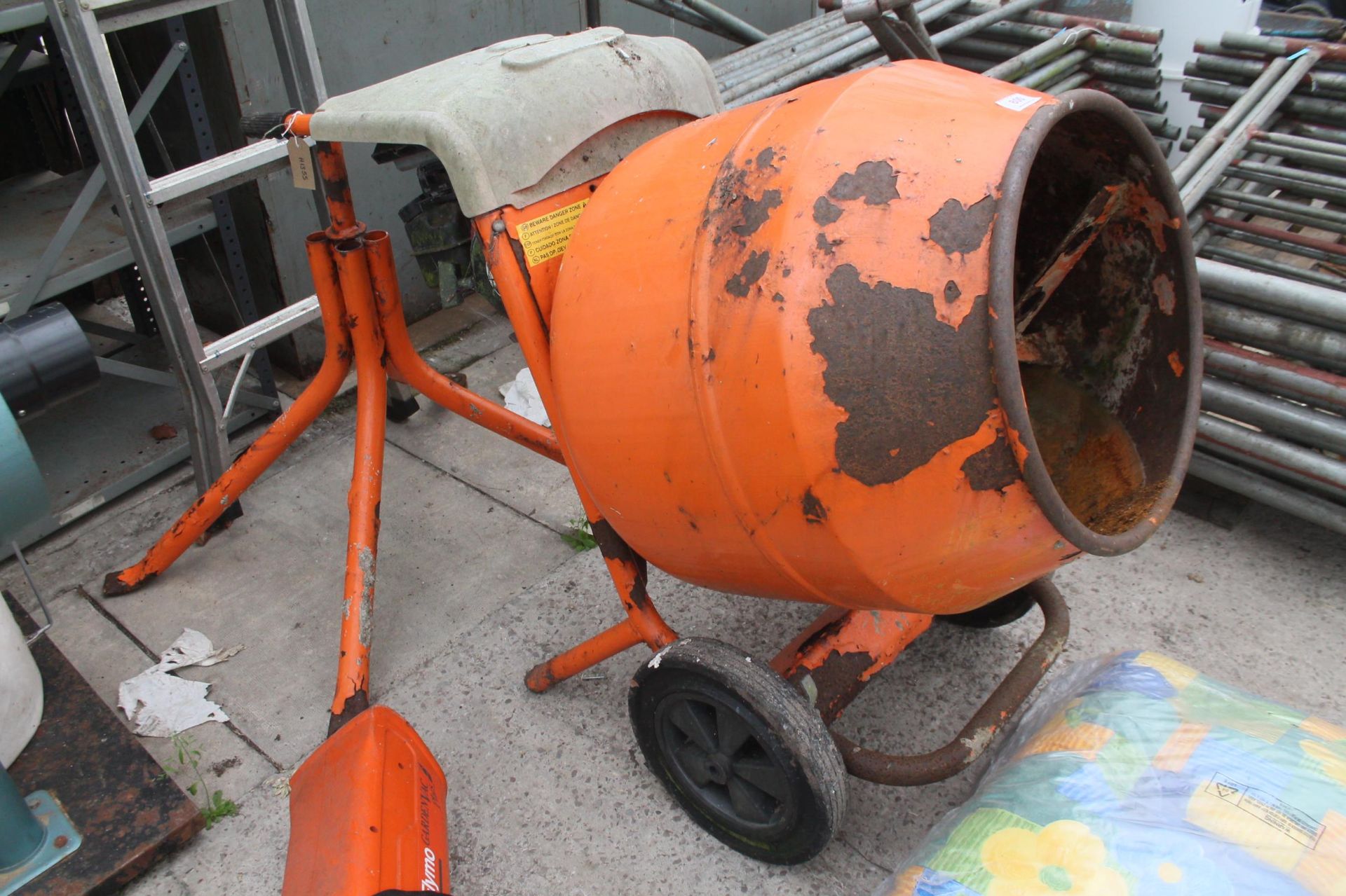CEMENT MIXER WITH 3.5HP BRIGGS & STRATTON ENGINE NO VAT - Image 2 of 4