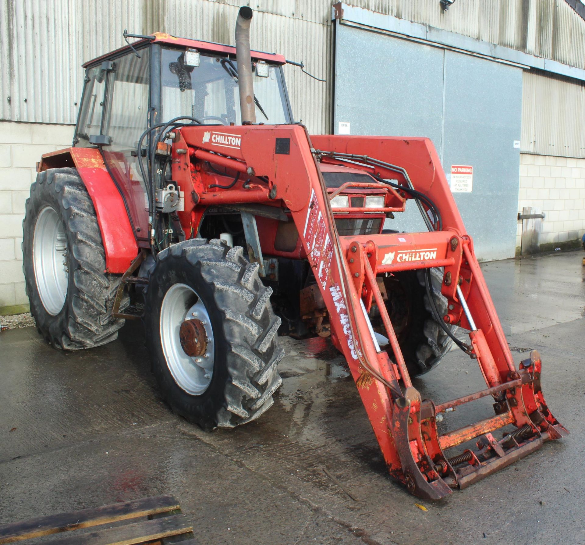 CASE INTERNATIONAL 4230 TRACTOR WITH CHILTERN MX40.85 LOADER IN WORKING ORDER WITH LOG BOOK NO VAT - Image 2 of 7
