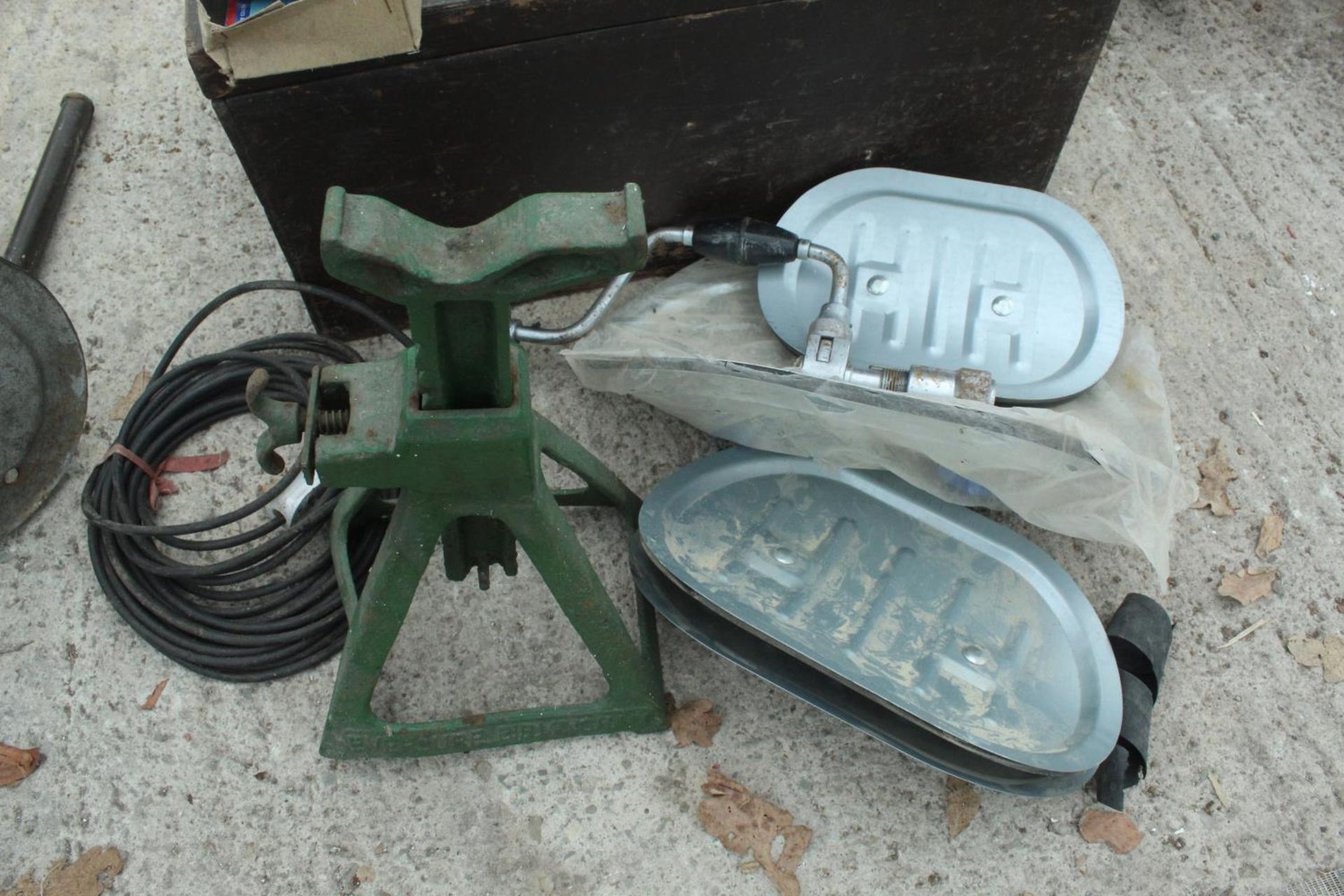 WOODEN BOX AND DRAIN PLATES AND 2 TUBS OF BATTERIES + VAT - Bild 2 aus 3