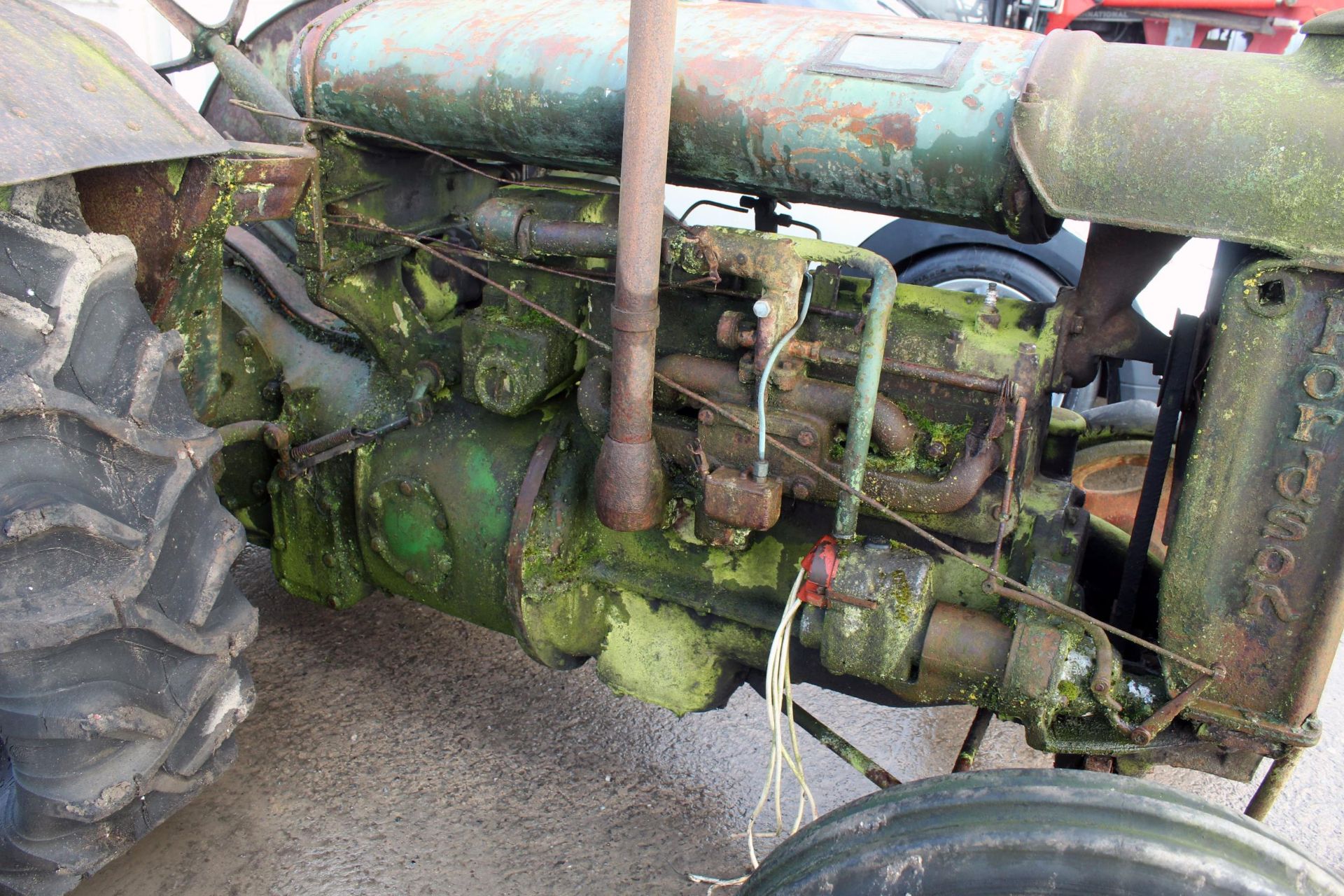 FORDSON TRACTOR WIDE WING, RESTORATION PROJECT UNSURE OF MODEL AND YEAR, NO LOG BOOK AND NO KEYS. - Image 6 of 6