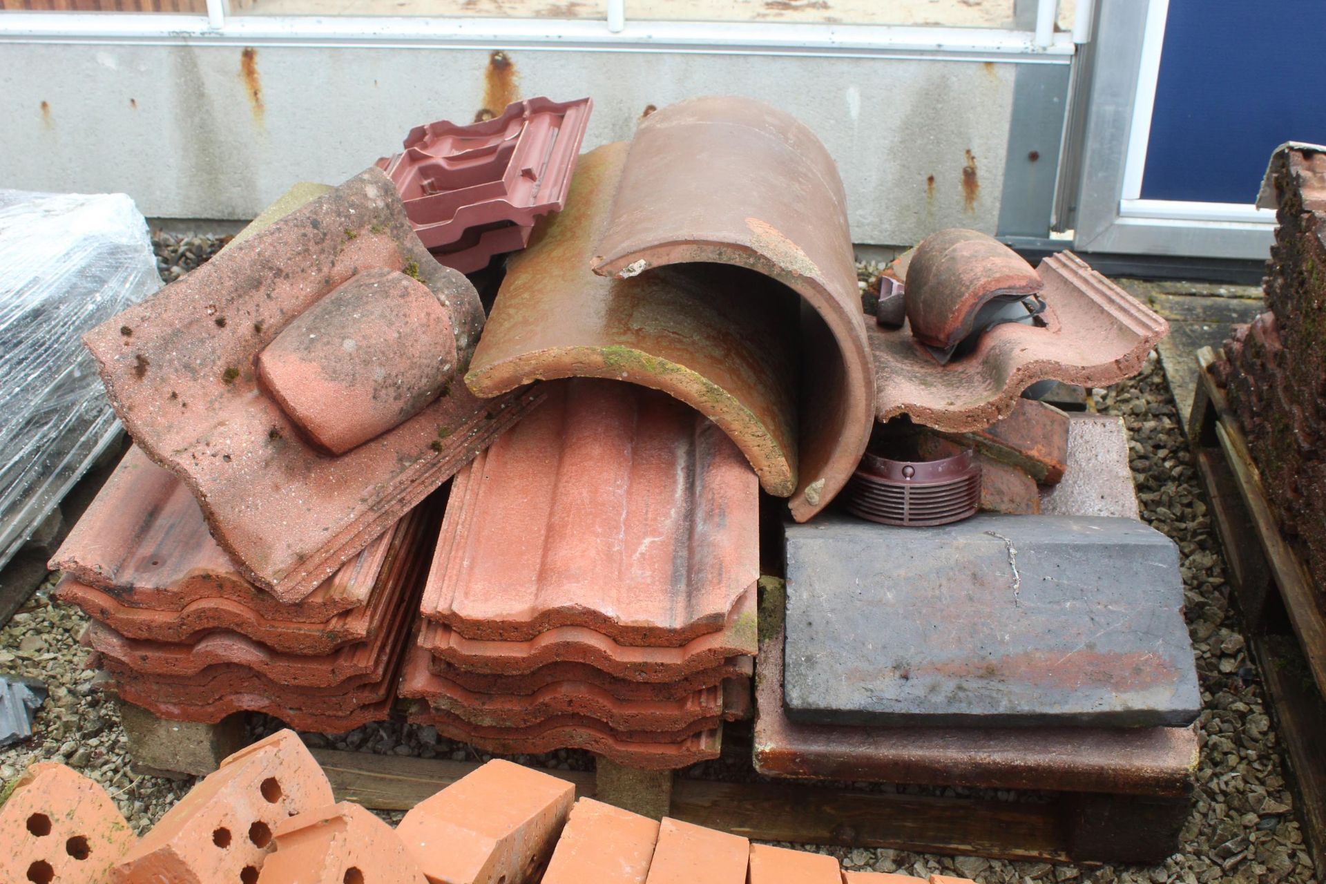 BRICKS AND GLAZED WARE + VAT - Image 3 of 3